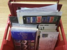 TUB OF GB STAMPS IN ALBUM AND LOOSE, 1970S YEAR PACKS, MINT COMMEMS TO 1984 ETC.