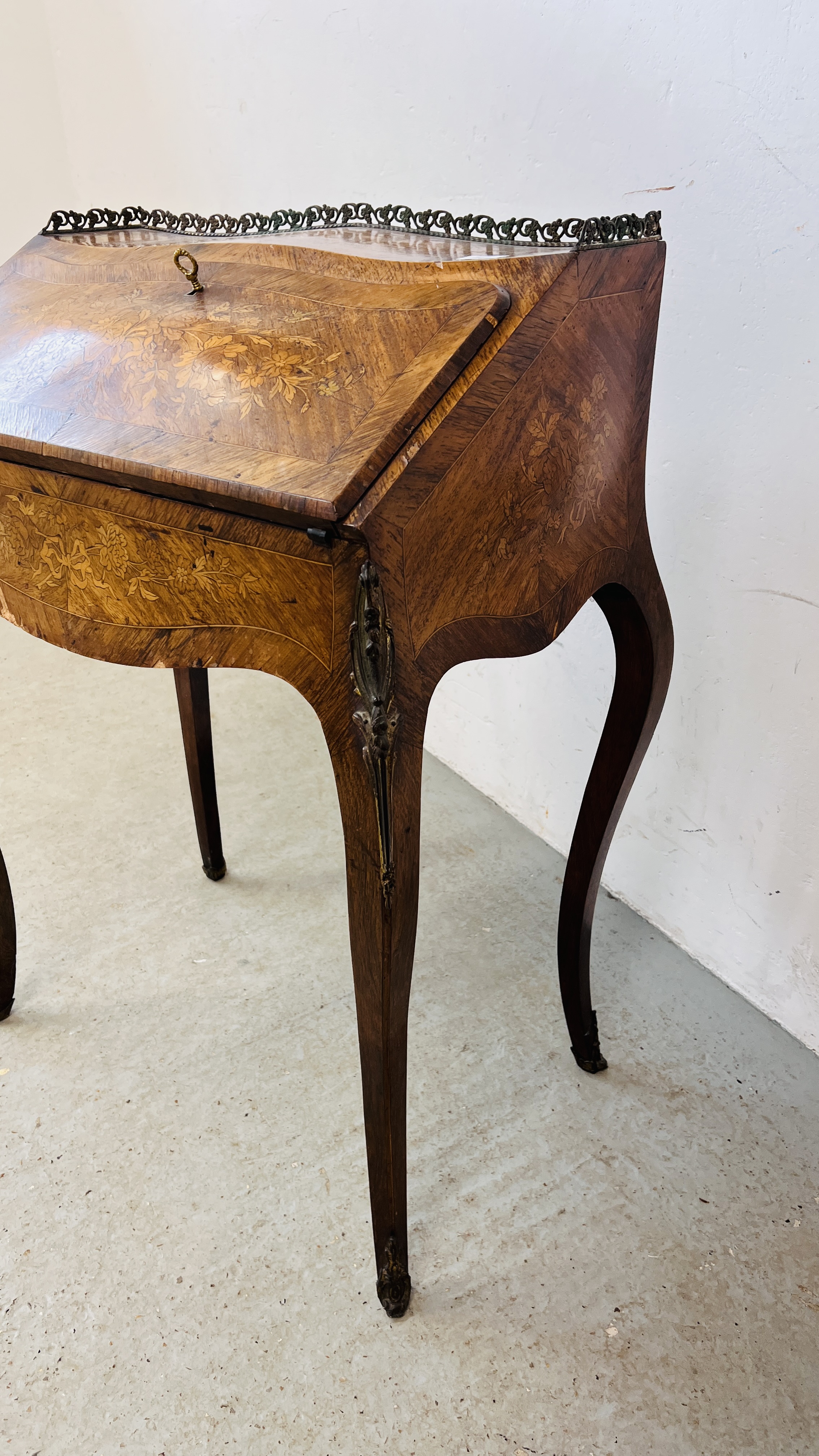 AN ANTIQUE FRENCH LADIES WRITING BUREAU / DESK WITH INLAID MARQUETRY DETAIL, - Image 9 of 14