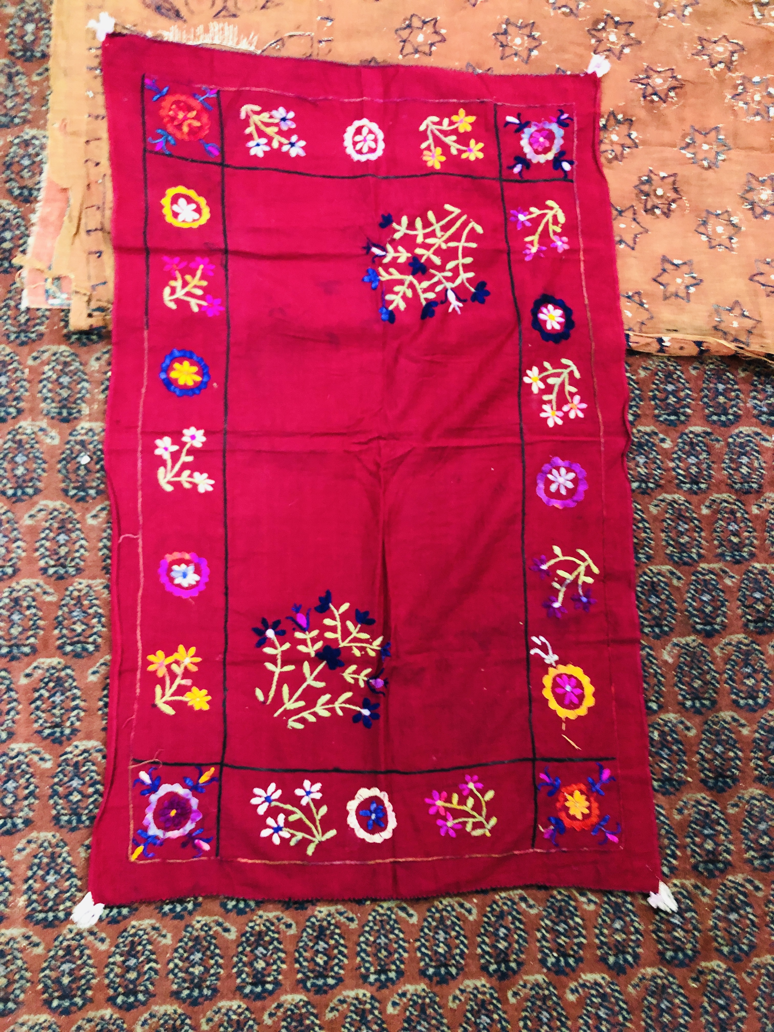 A GROUP OF SIX EASTERN AND ASIAN STYLE HAND CRAFTED NEEDLEWORK CLOTH AND SILK EMBROIDERY PANELS AND - Image 10 of 20