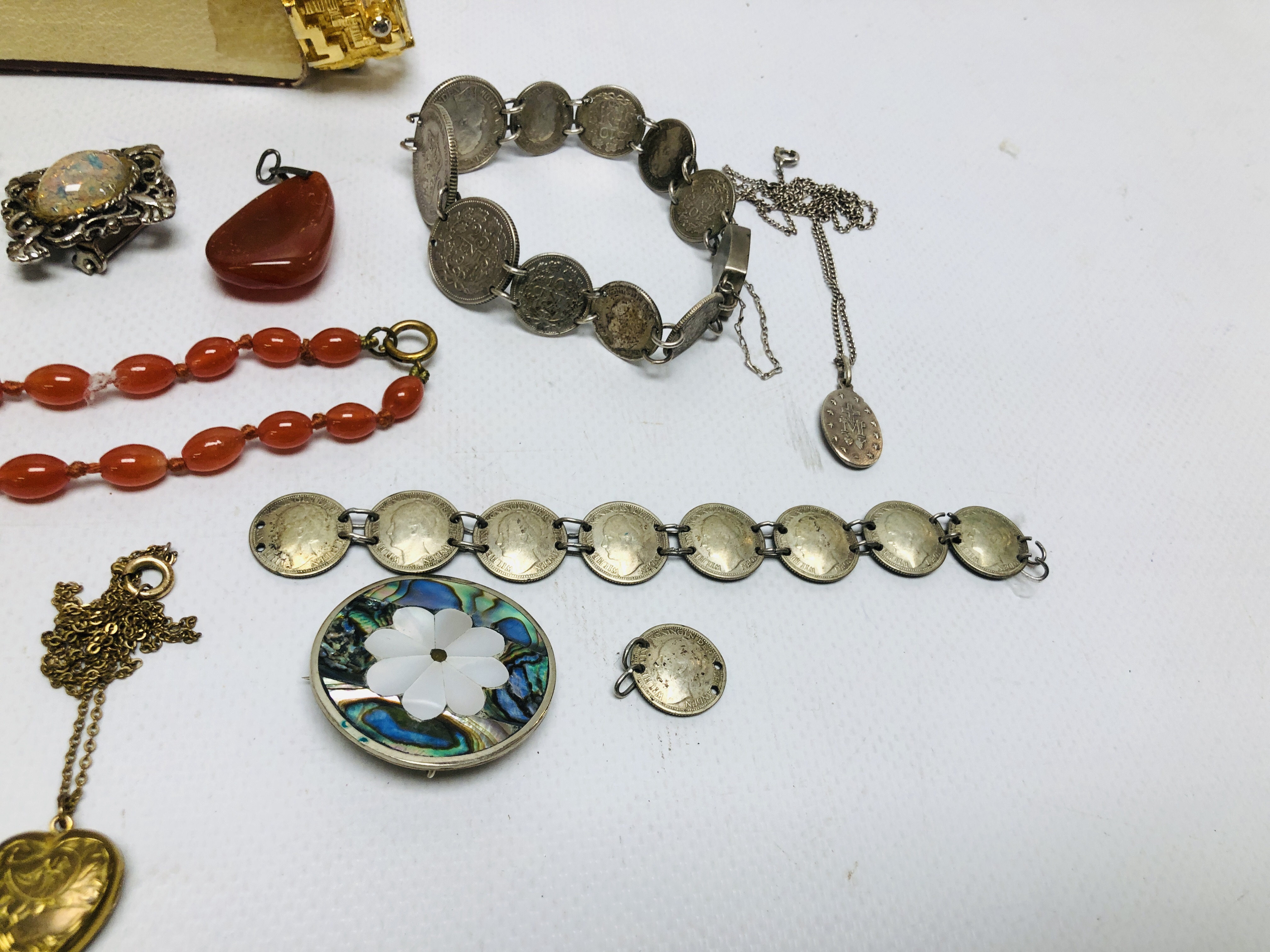 A COLLECTION OF MAINLY VINTAGE JEWELLERY TO INCLUDE SIMULATED PEARLS, BROOCHES, COIN BRACELETS, - Image 9 of 10