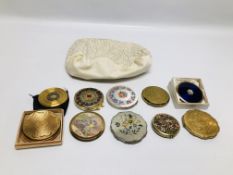 A COLLECTION OF 10 ASSORTED MAINLY VINTAGE COMPACTS TO INCLUDE STRATTON AND ZENETTE ETC.
