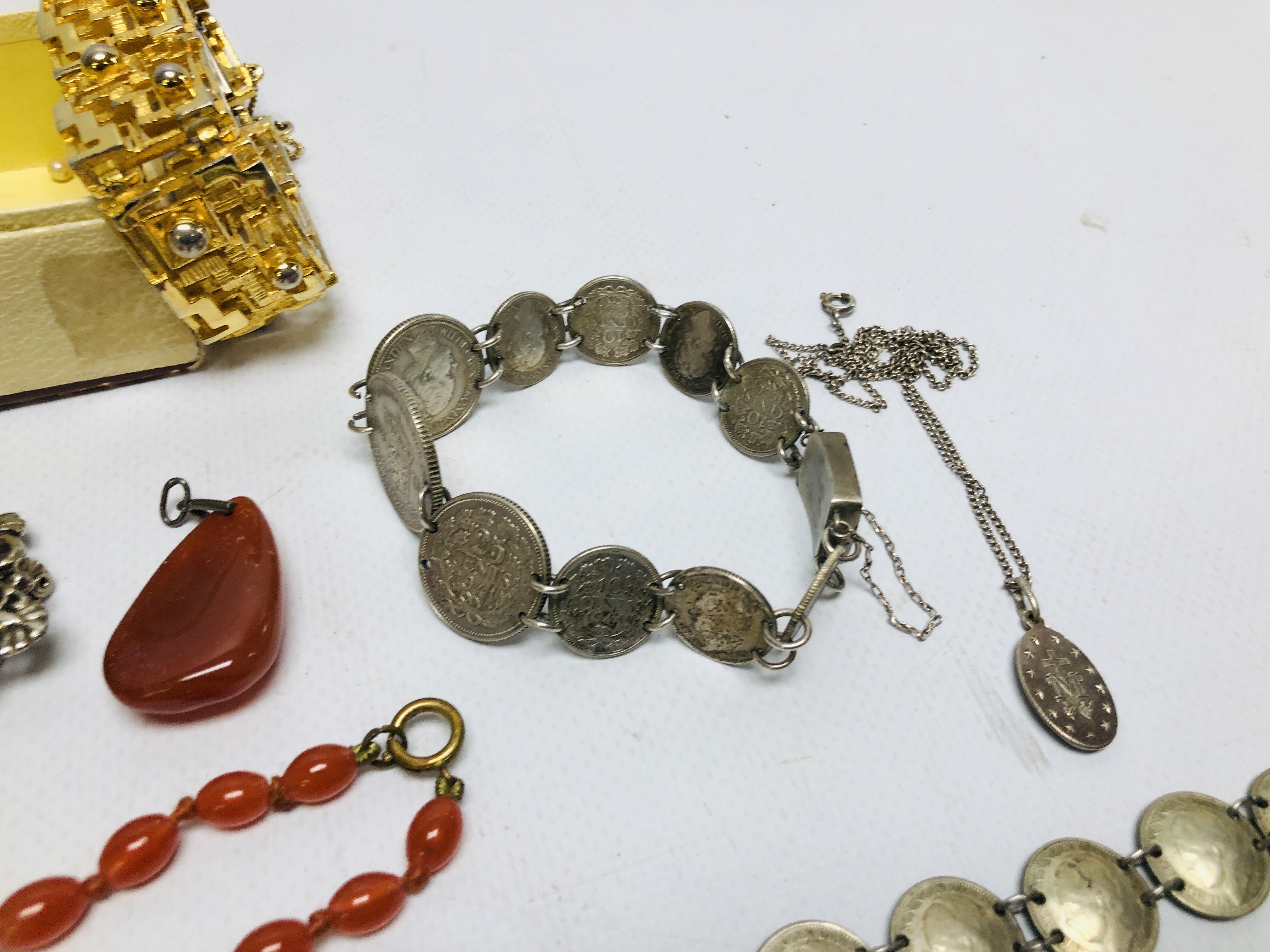 A COLLECTION OF MAINLY VINTAGE JEWELLERY TO INCLUDE SIMULATED PEARLS, BROOCHES, COIN BRACELETS, - Image 8 of 10