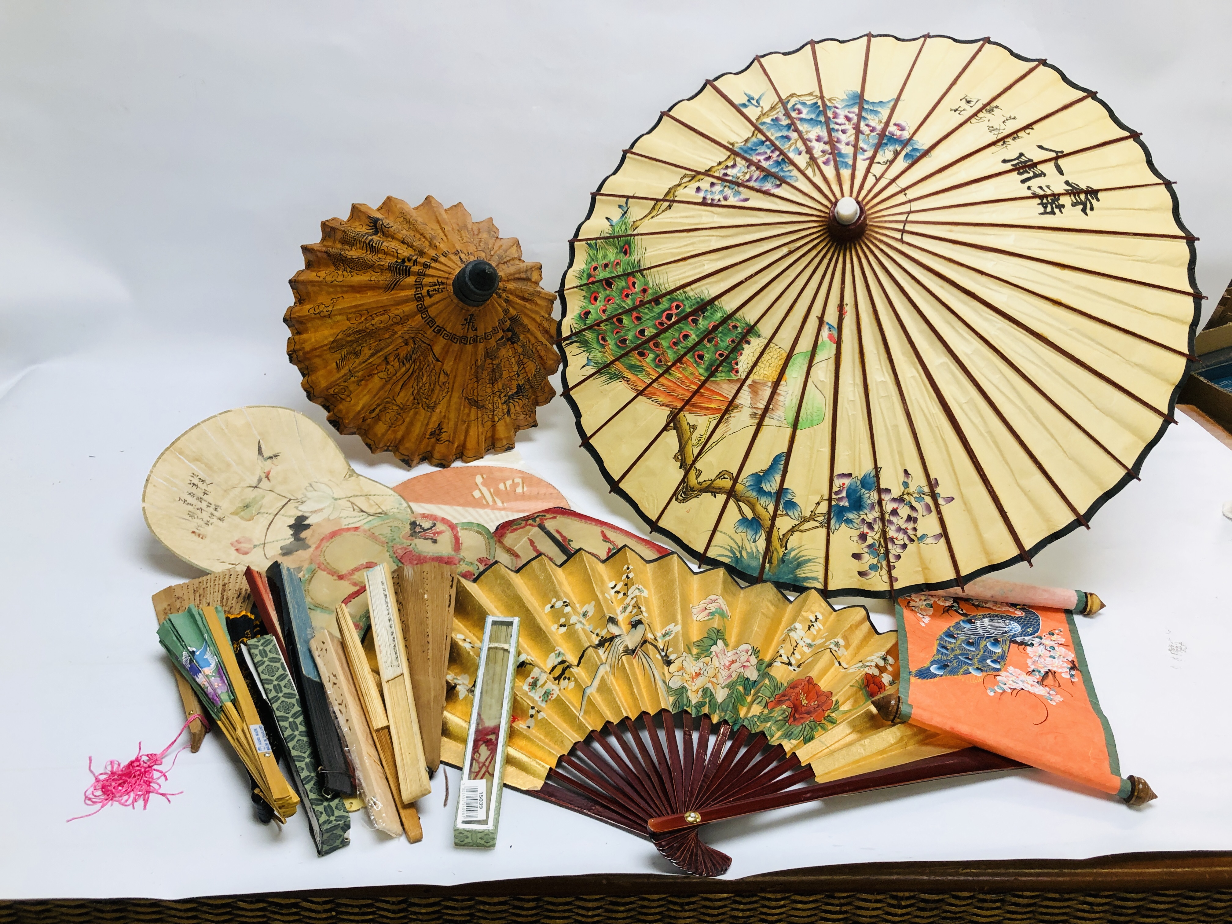 A COLLECTION OF ASSORTED MAINLY MODERN ORIENTAL FANS TO INCLUDE WOODEN AND PAINTED EXAMPLES ALONG
