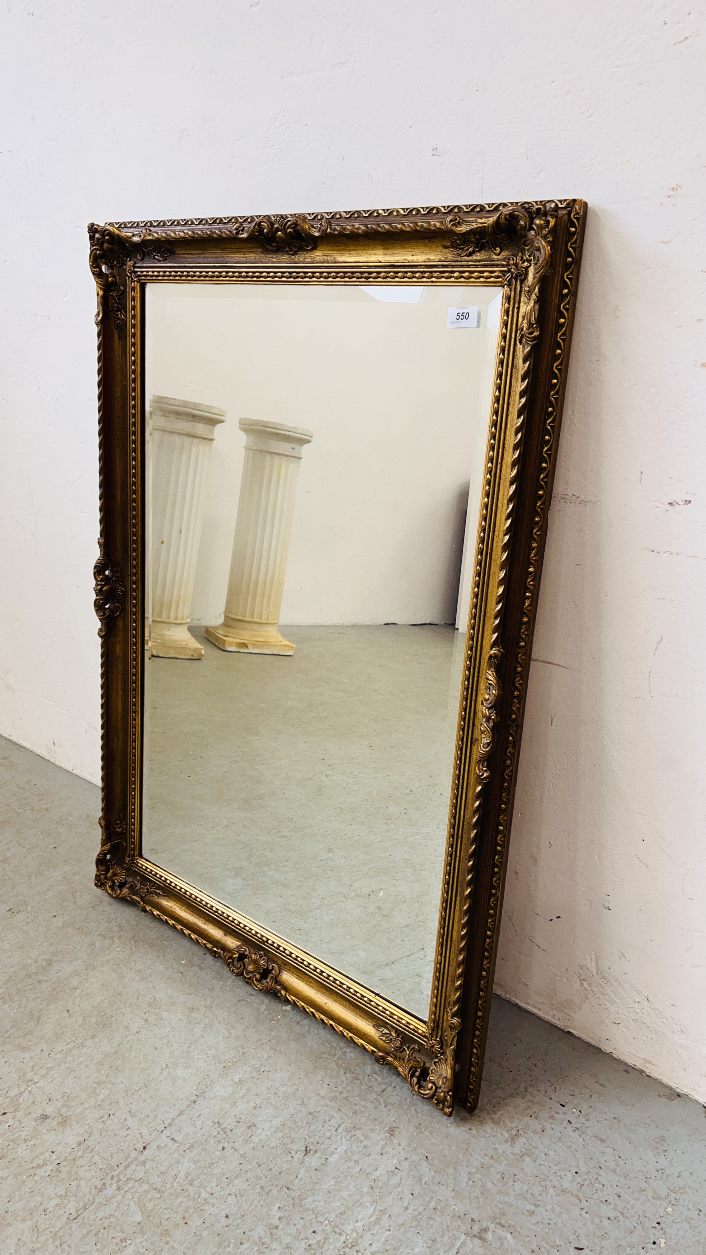 A LARGE HEAVILY DETAILED GILT FRAMED WALL MIRROR WITH BEVELLED GLASS. - Image 5 of 5