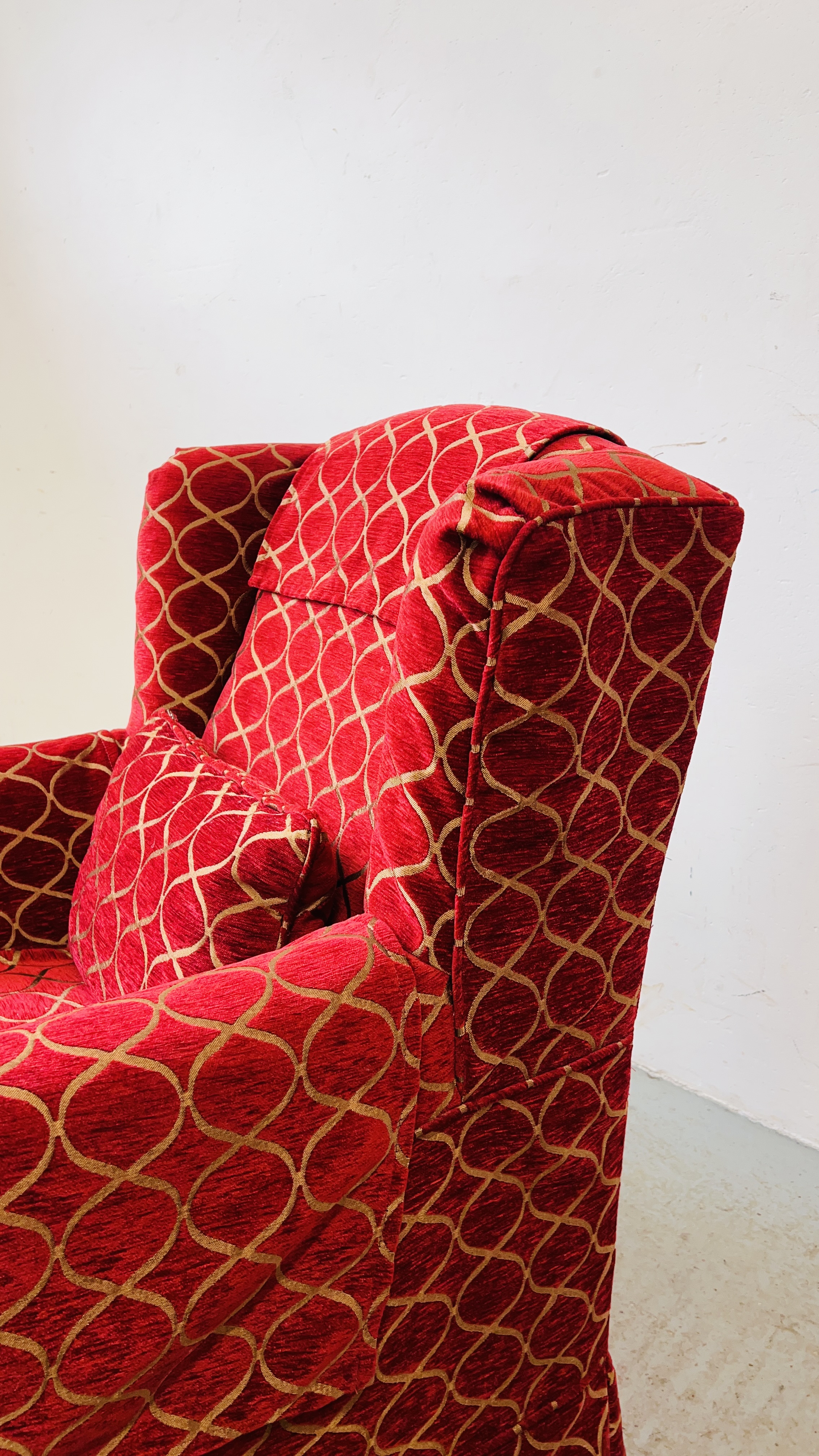 A MODERN WING BACK CHAIR UPHOLSTERED IN RED AND GOLD - Image 3 of 8