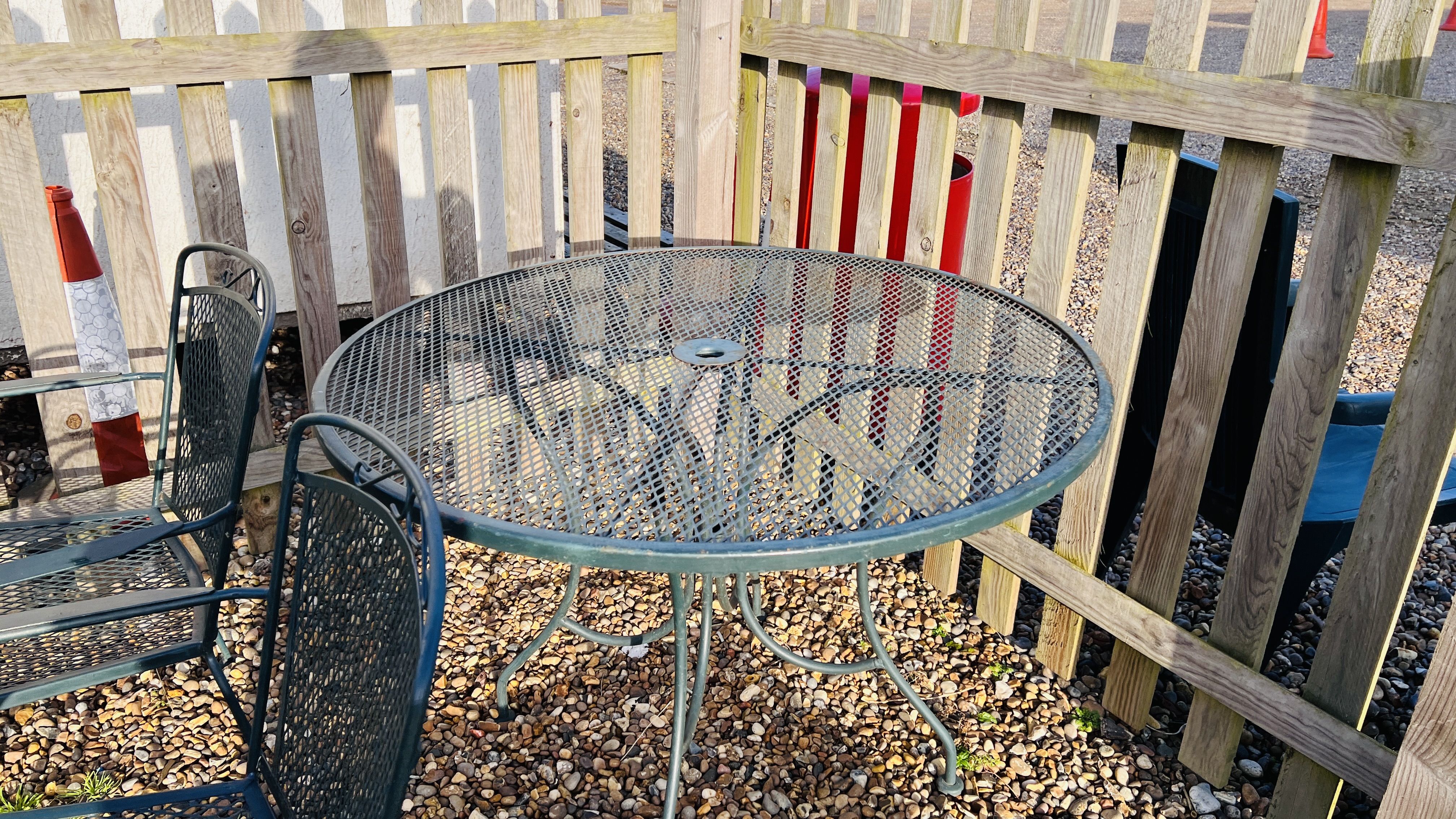 METAL PATIO FURNITURE SET - TABLE, FOUR CHAIRS AND PARASOL. - Image 4 of 7