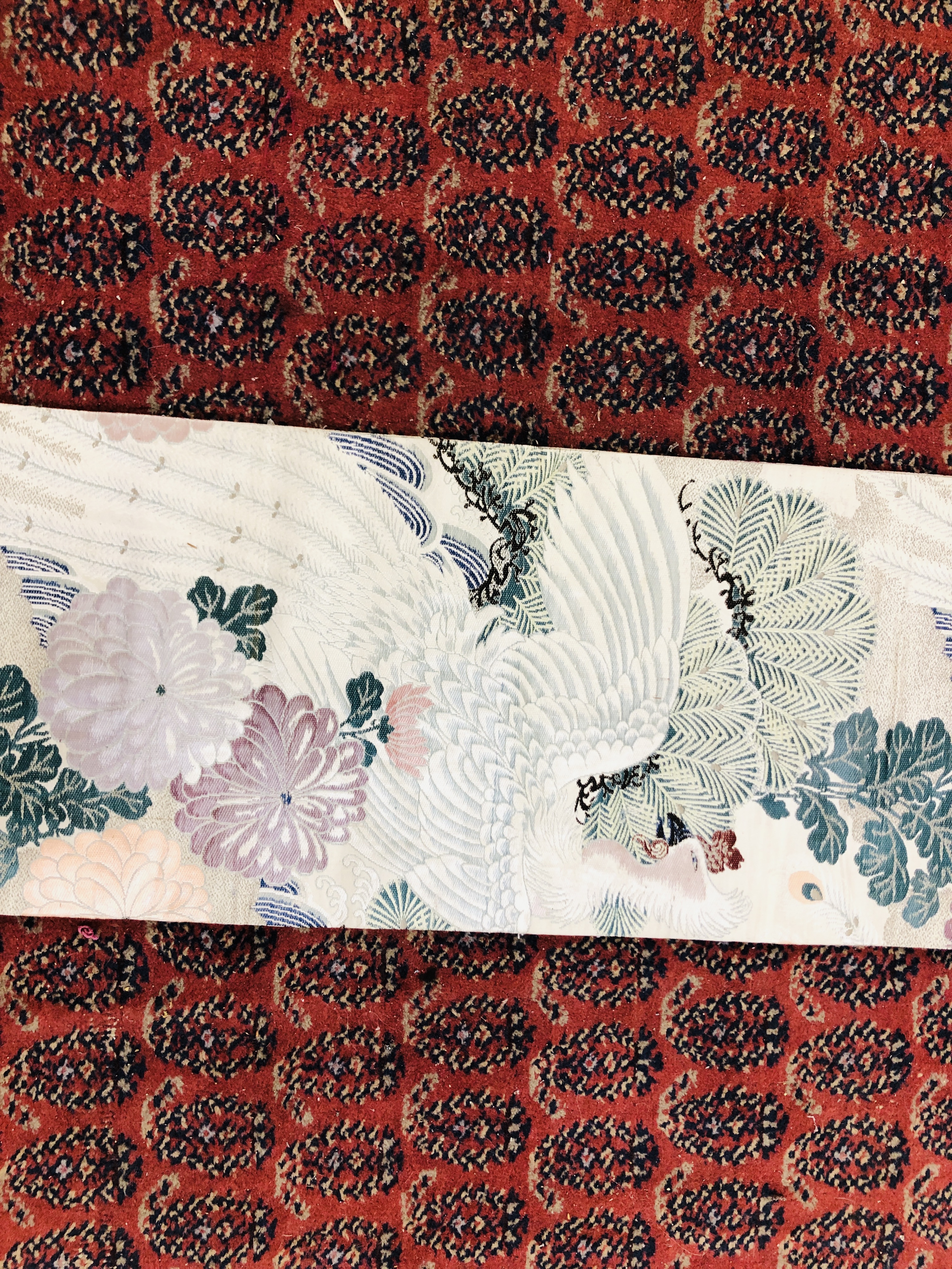 A CHINESE SILK "OBI" ON AN IVORY FIELD DECORATED WITH BIRDS AND FLOWERS. - Image 4 of 4