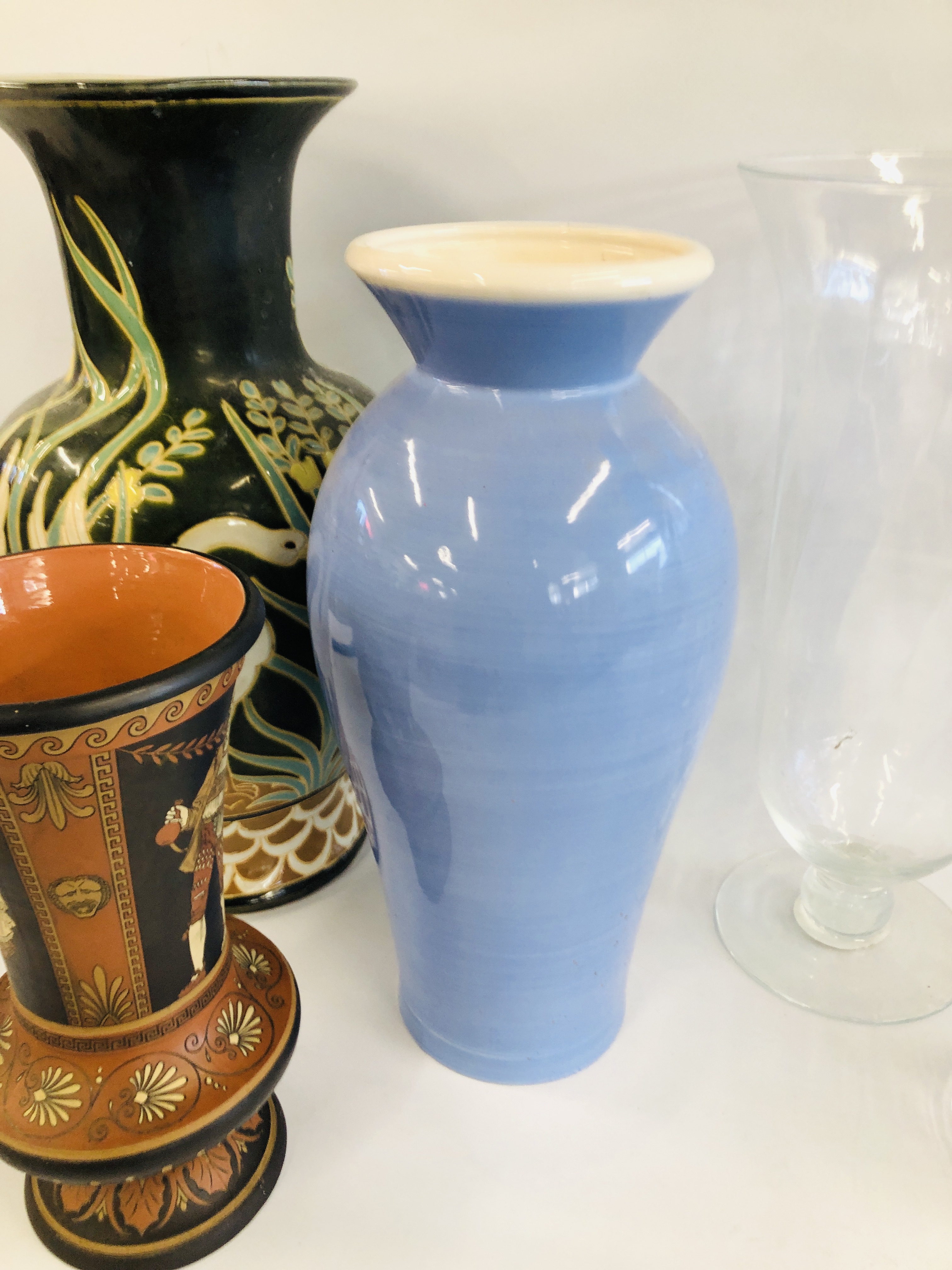 A COLLECTION OF 7 VARIOUS VASES INCLUDING GLASS HANDKERCHIEF STYLE, BLUE GLAZED, SWAN DESIGN ETC. - Image 4 of 9