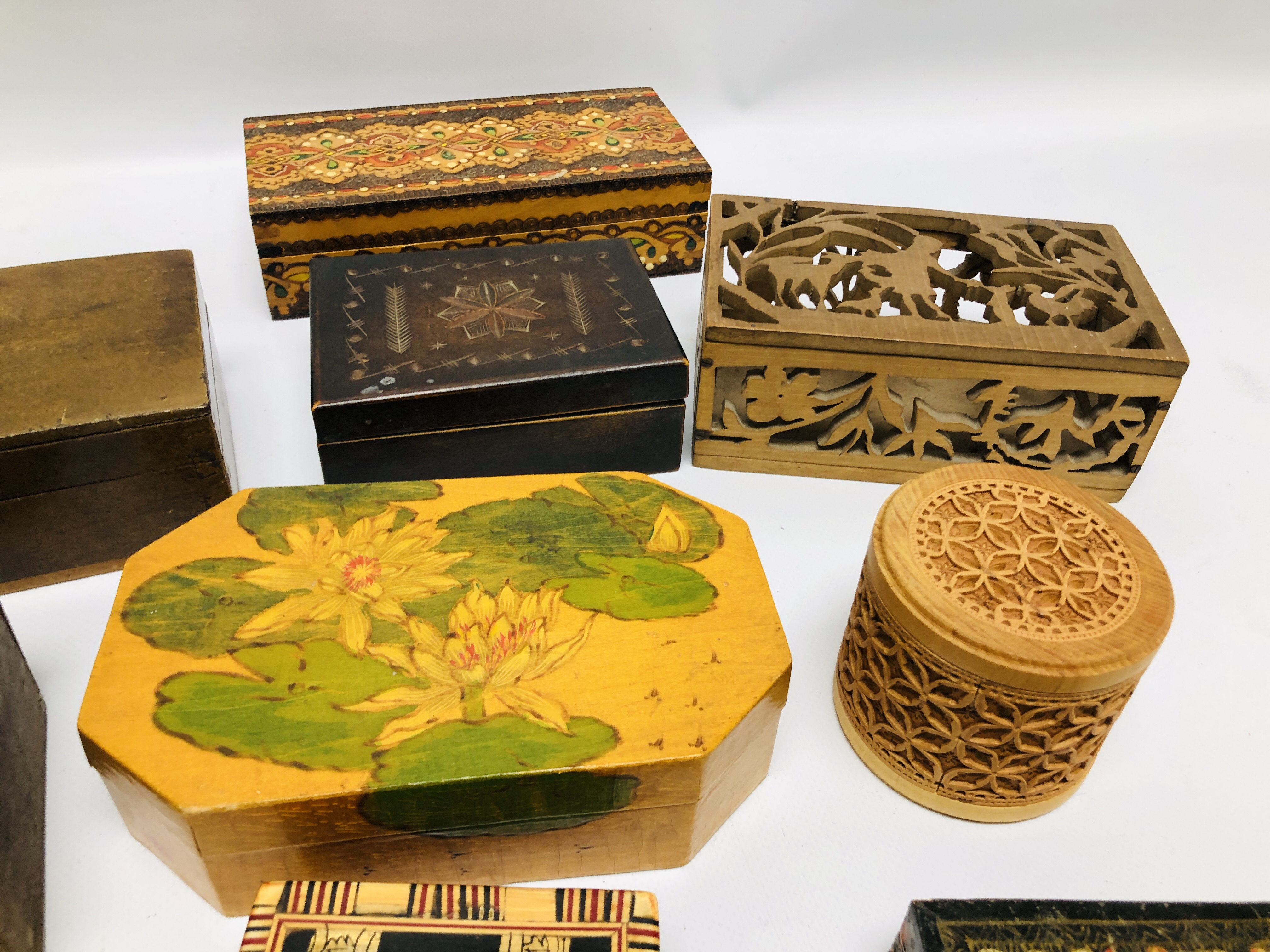 AN EXTENSIVE COLLECTION OF ASSORTED BOXES TO INCLUDE MODERN CARVED AND ORIENTAL LACQUERED EXAMPLES - Bild 4 aus 9