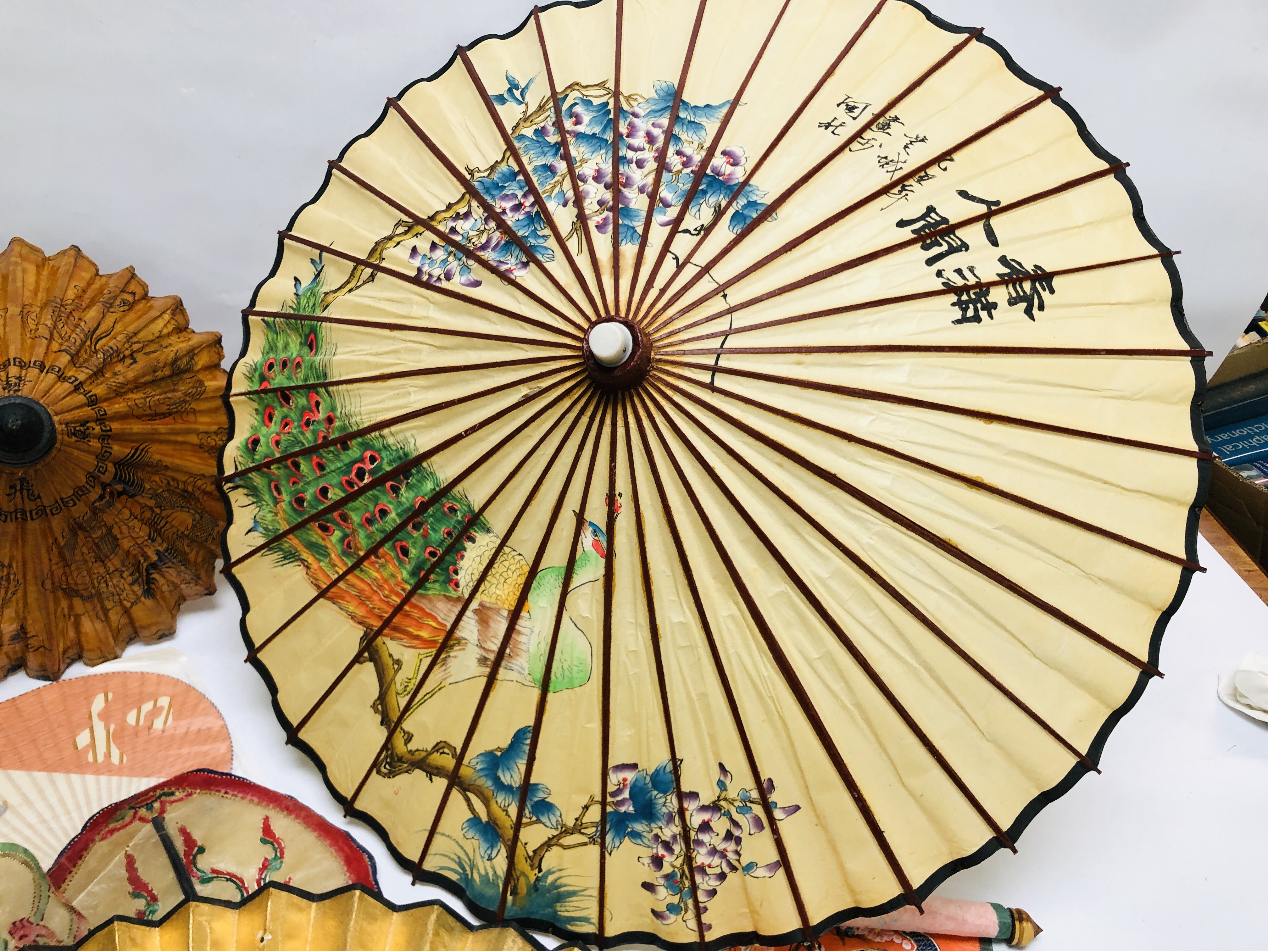 A COLLECTION OF ASSORTED MAINLY MODERN ORIENTAL FANS TO INCLUDE WOODEN AND PAINTED EXAMPLES ALONG - Image 2 of 10