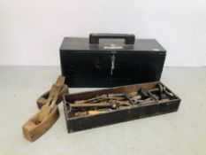 A WOODEN TOOL BOX CONTAINING ASSORTED HAND TOOLS