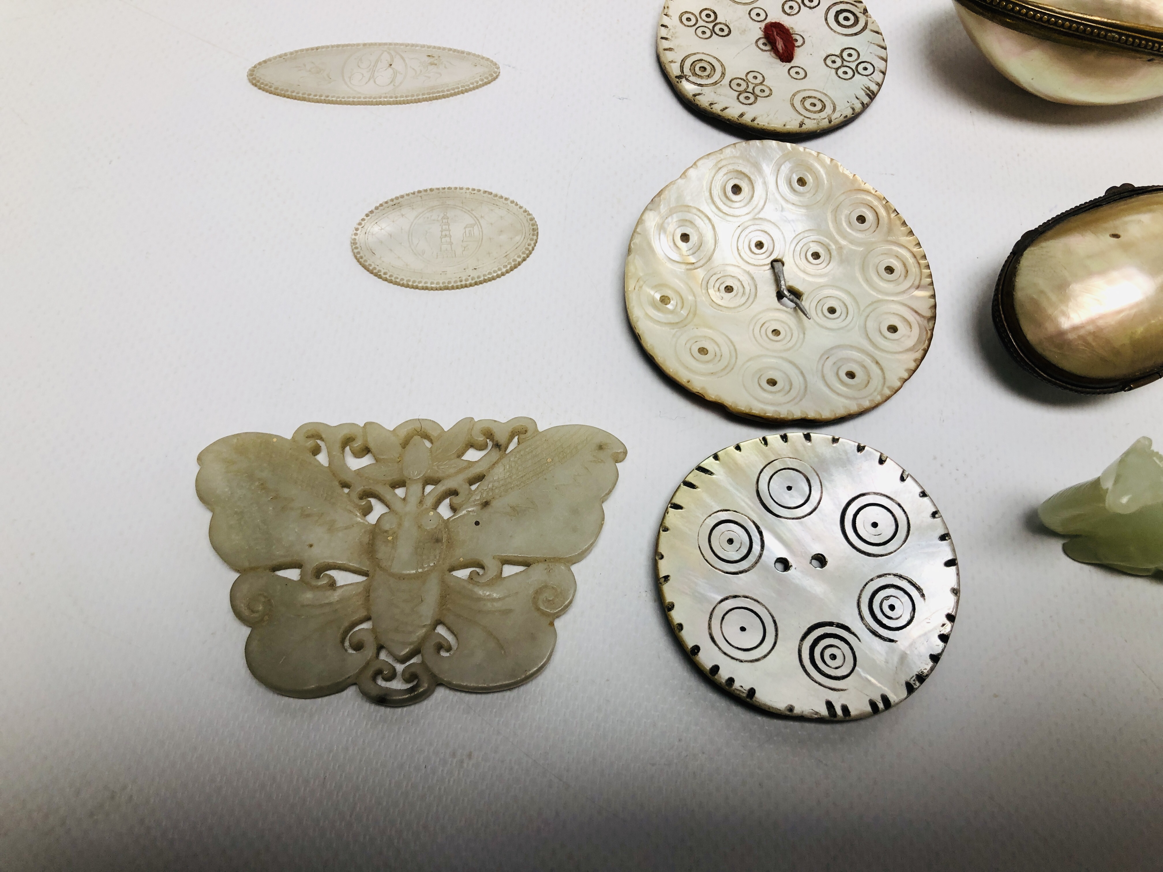 A COLLECTION OF MOTHER OF PEARL COLLECTABLES TO INCLUDE OVER SIZED BUTTONS, ORIENTAL DISKS / PANELS, - Image 2 of 10
