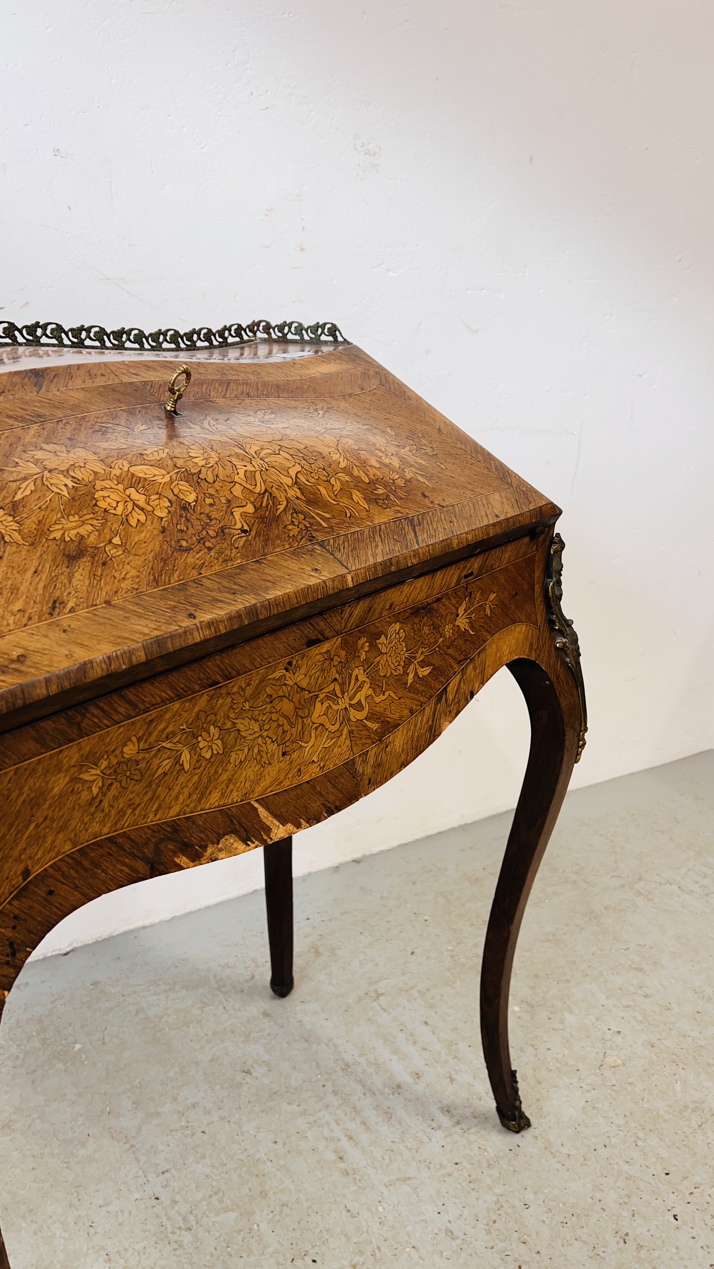 AN ANTIQUE FRENCH LADIES WRITING BUREAU / DESK WITH INLAID MARQUETRY DETAIL, - Image 7 of 14