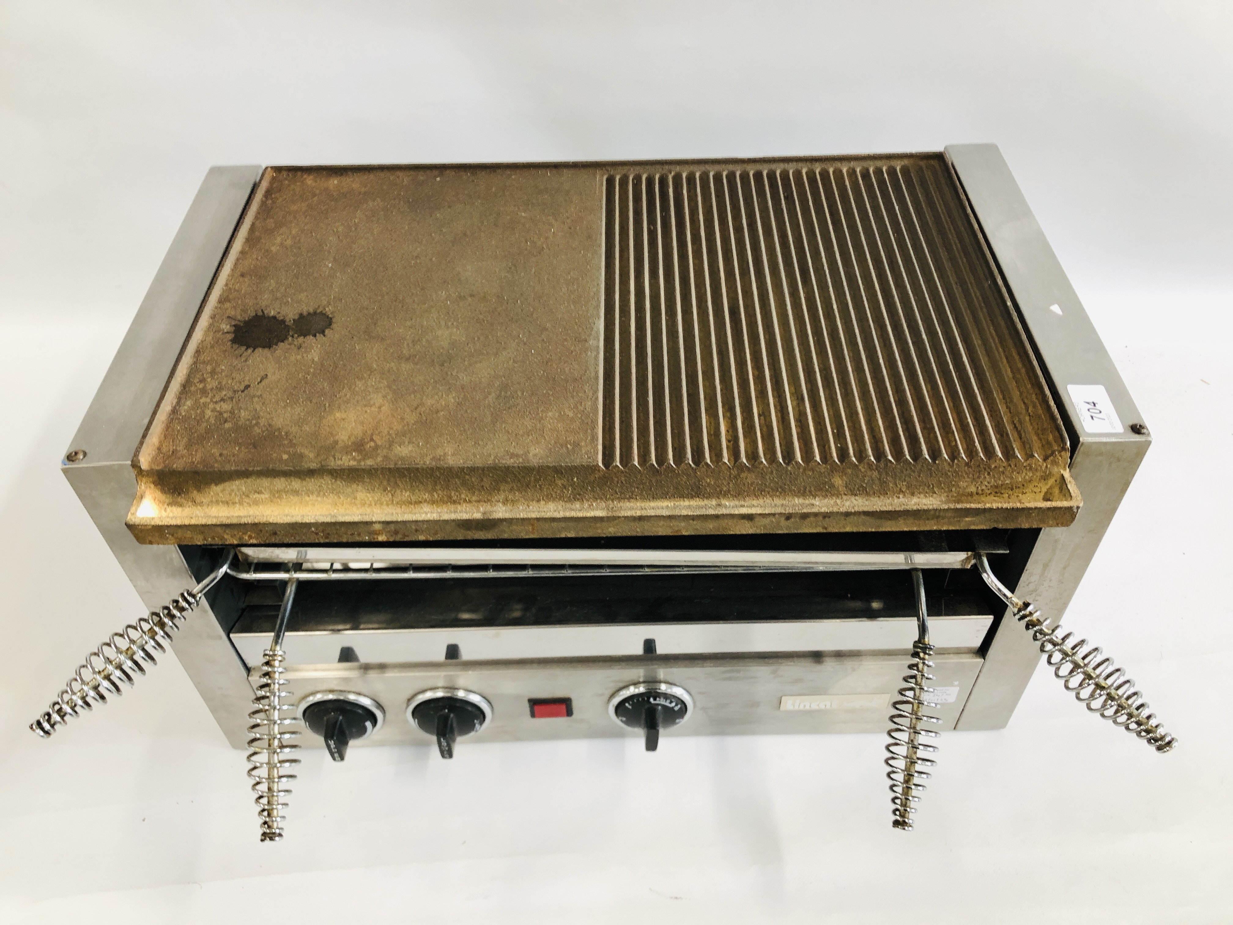 A LINCAT ELECTRIC STAINLESS STEEL GRIDDLE WITH CAST TOP MODEL QG6 - SOLD AS SEEN - Image 2 of 8