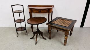 A SMALL OCCASIONAL TABLE WITH INSET CHEQUER BOARD TOP 61 X 54CM,