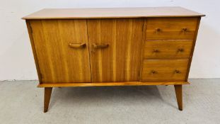 A RETRO STYLE TEAK FINISH 3 DRAWER 2 DOOR SIDEBOARD ON SPLAYED LEGS - W 134CM. X D 48CM. X H 89CM.