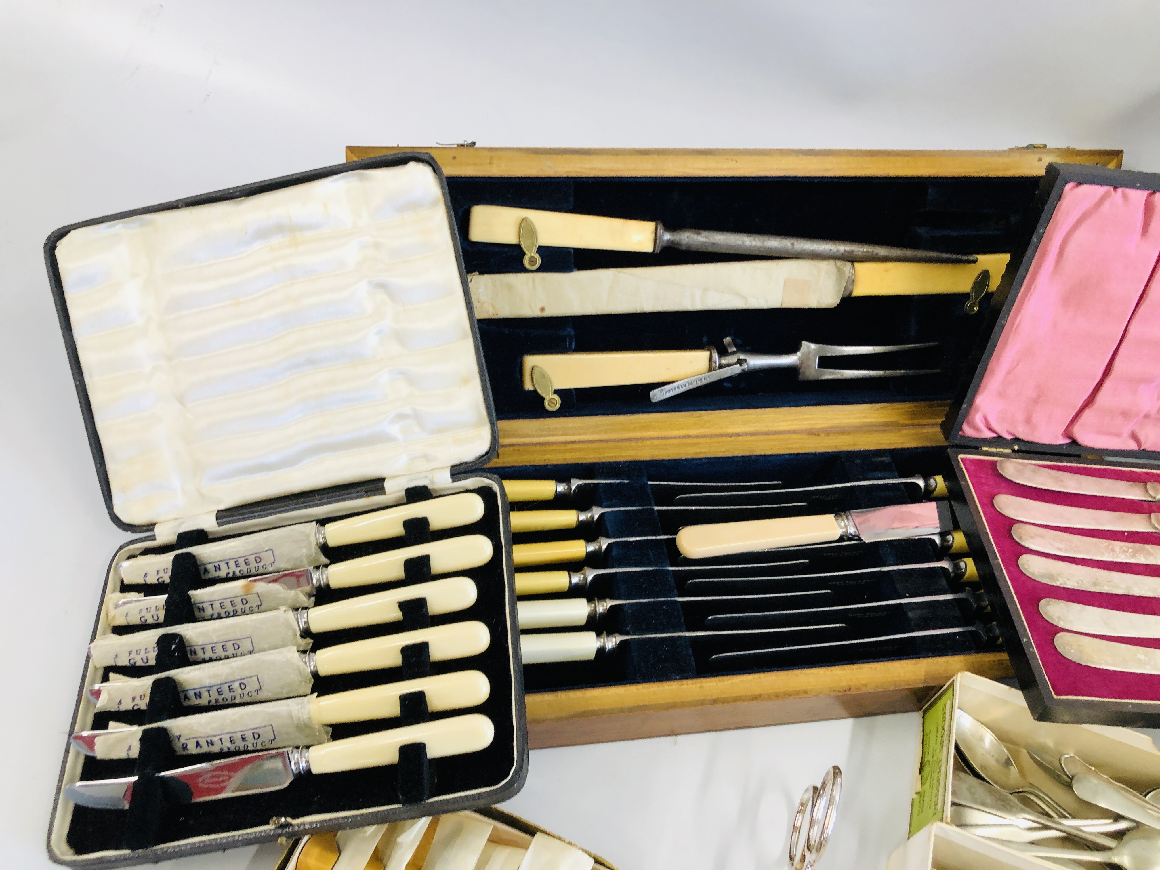 A LARGE BOX OF ASSORTED SILVER PLATED CUTLERY TO INCLUDE BOXED AND LOOSE EXAMPLES. - Image 4 of 9