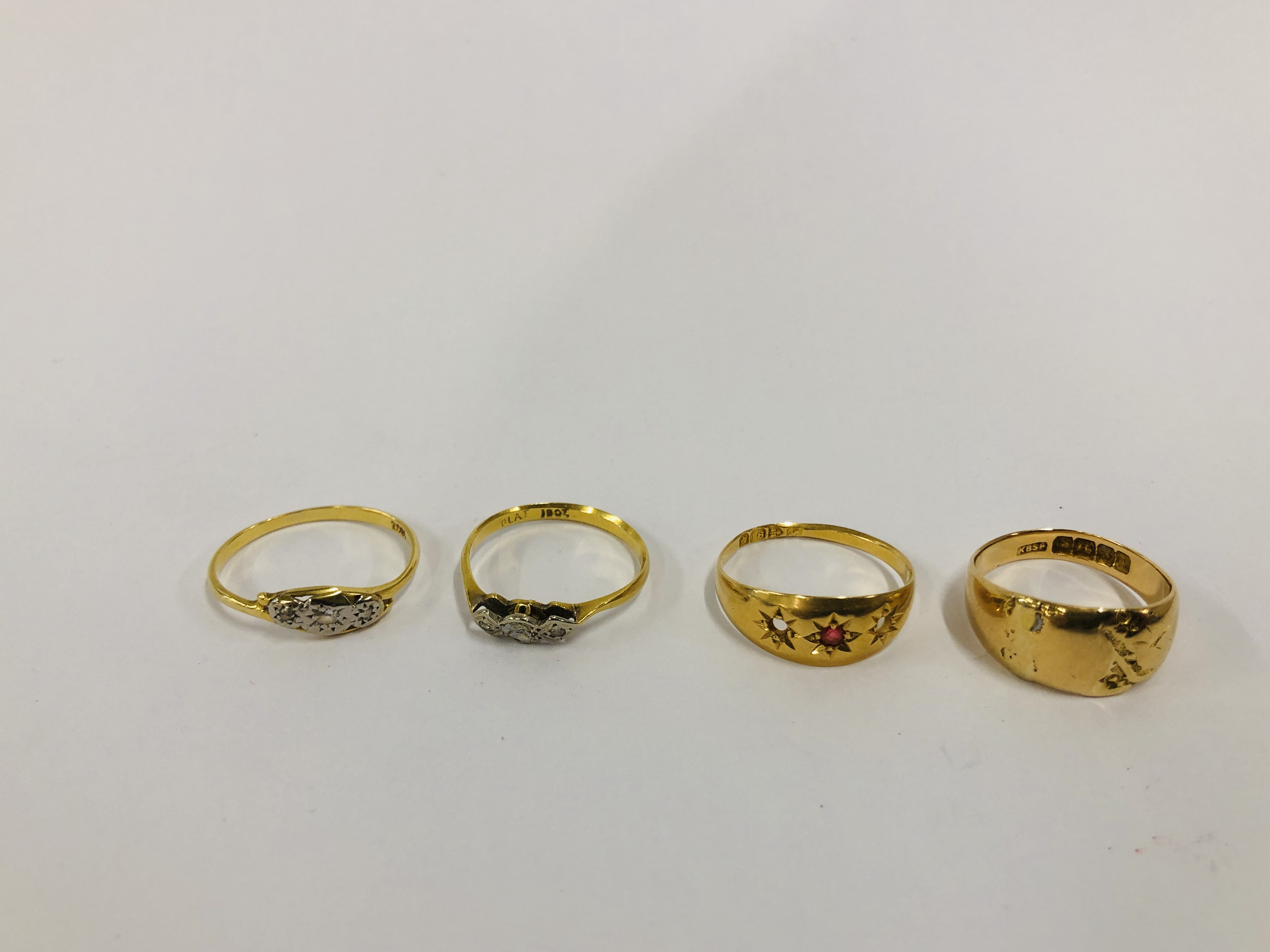 A GROUP OF FOUR VINTAGE 18CT GOLD RINGS TO INCLUDE STONE SET EXAMPLES (A/F REQUIRE ATTENTION STONES