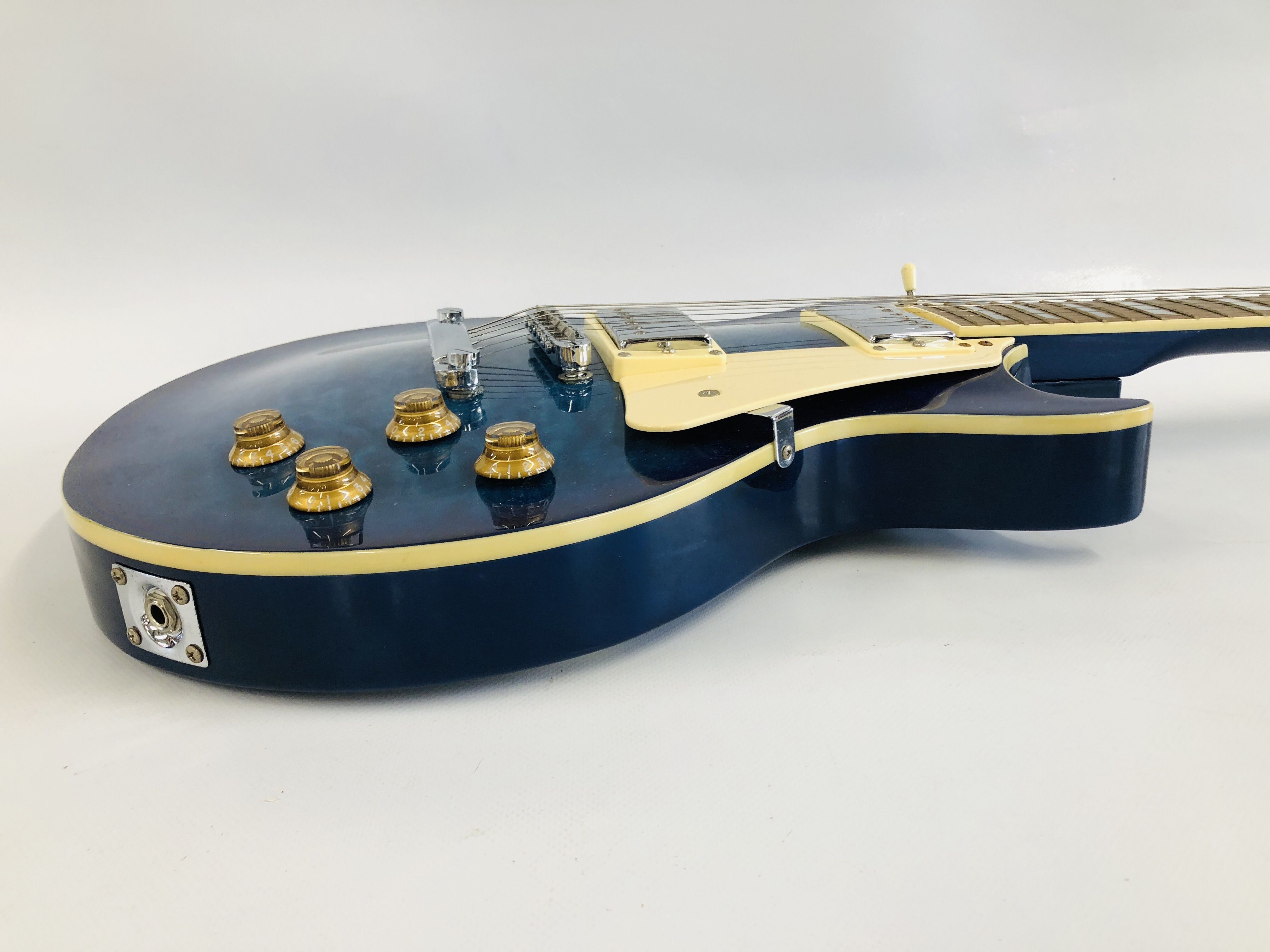 A CASEY HAND FINISHED ELECTRIC GUITAR SN: 0605076 - SOLD AS SEEN. - Image 4 of 7