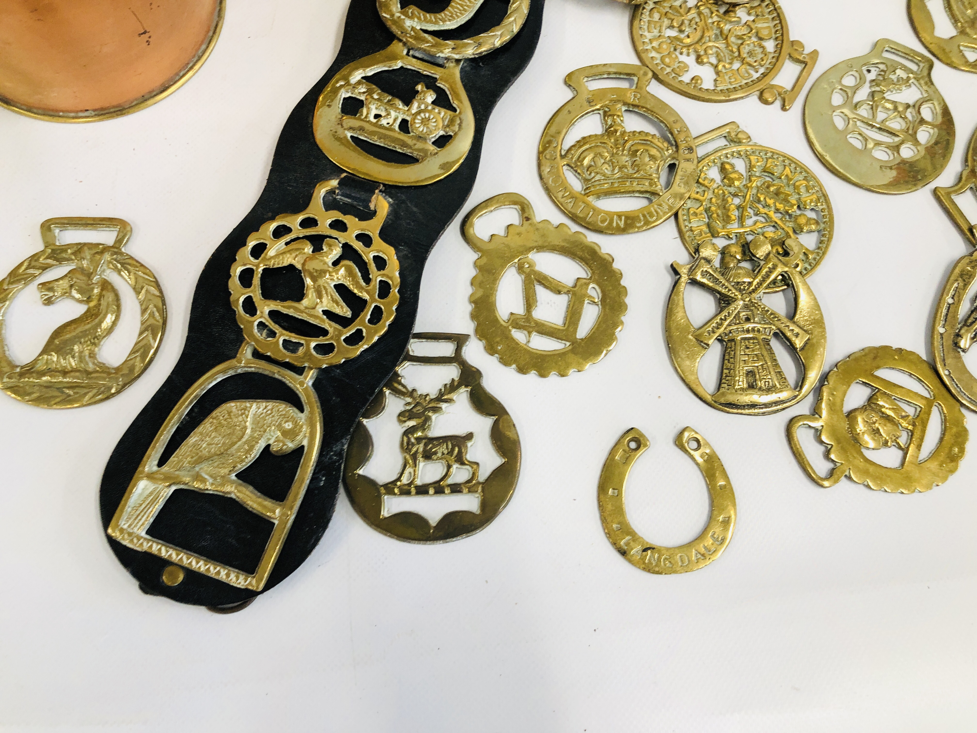 A BOX OF ASSORTED VINTAGE HORSE BRASS, - Image 3 of 8