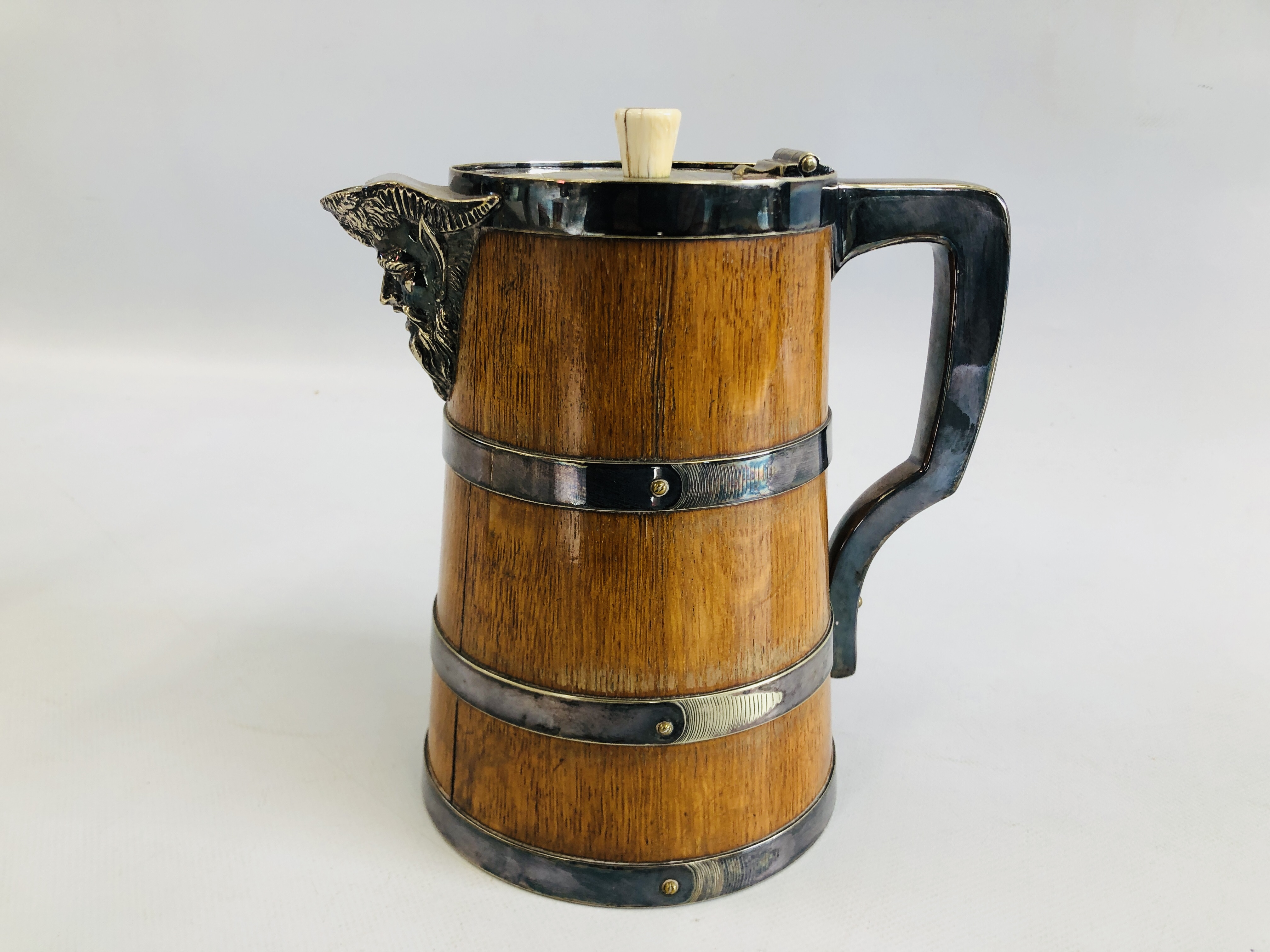 AN IMPRESSIVE LARGE VINTAGE SILVER PLATE MOUNTED OAK PITCHER JUG H 20CM. - Image 5 of 7