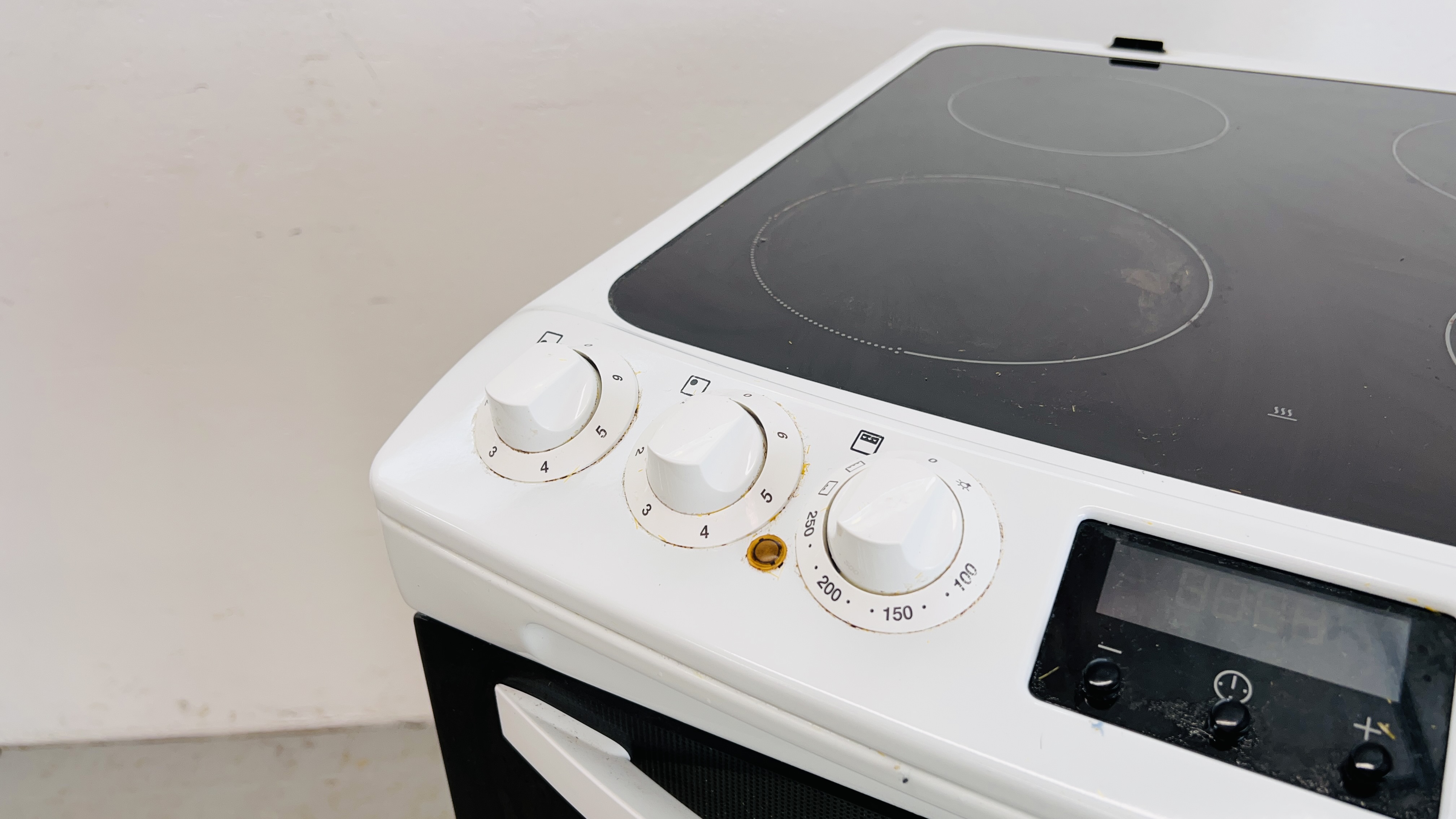 ZANUSSI ELECTRIC OVEN - TO BE FITTED BY A QUALIFIED ELECTRICIAN - SOLD AS SEEN. - Image 4 of 12