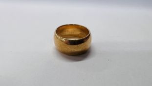 A HEAVY 18CT GOLD WEDDING BAND.