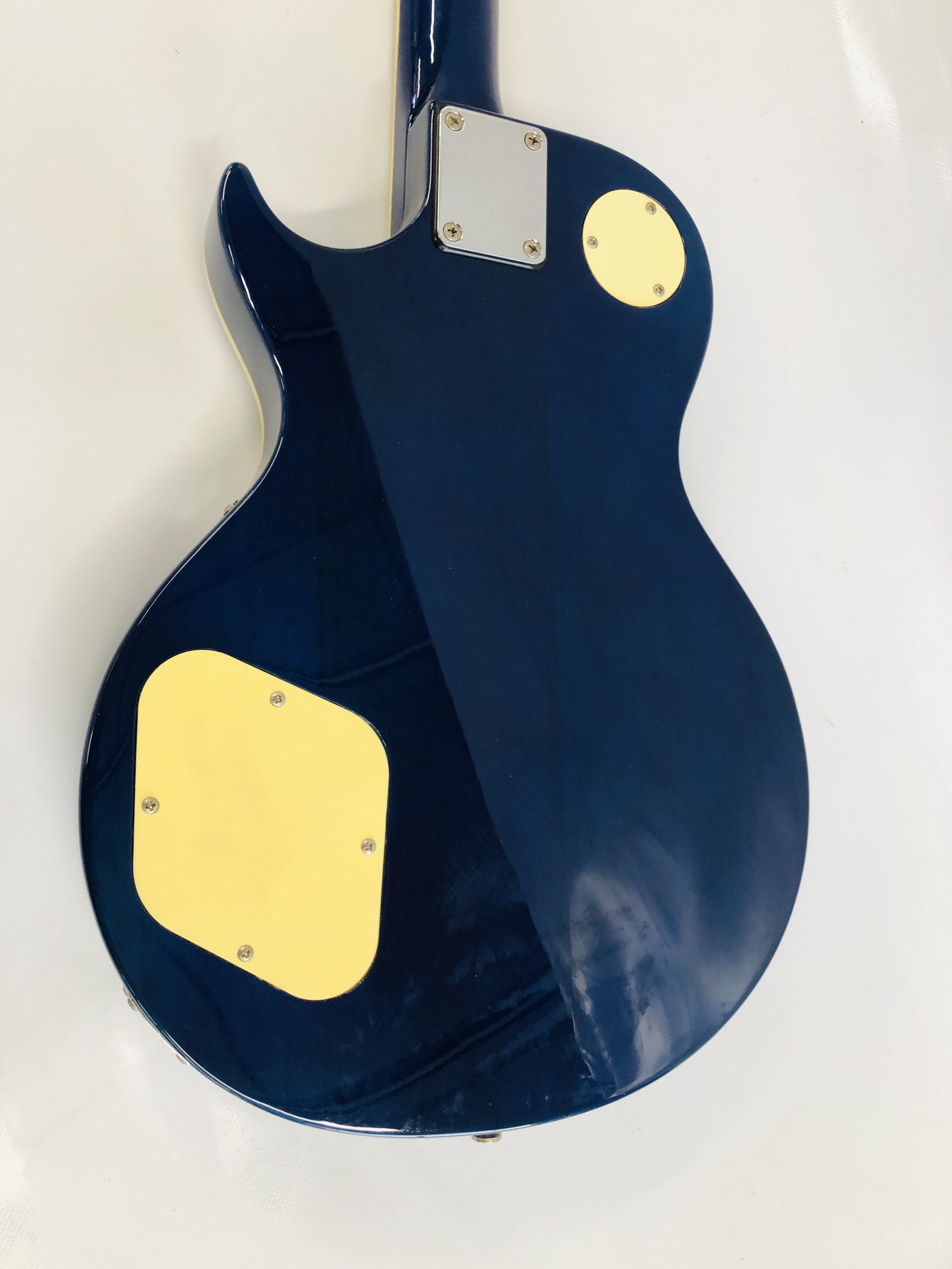 A CASEY HAND FINISHED ELECTRIC GUITAR SN: 0605076 - SOLD AS SEEN. - Image 6 of 7