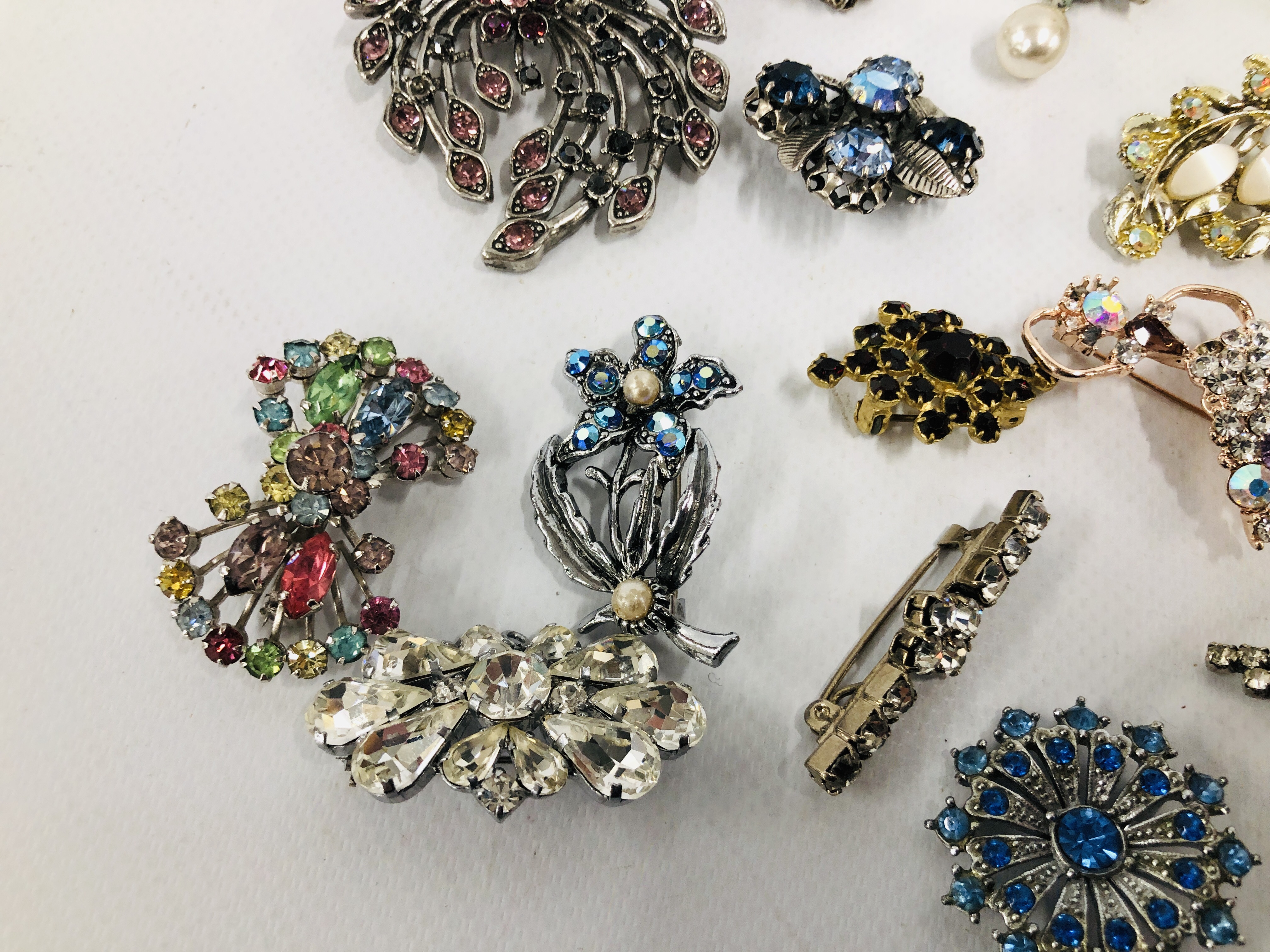 COLLECTION OF 23 VINTAGE AND RETRO SILVER AND GOLD TONE BROOCHES. - Image 2 of 6