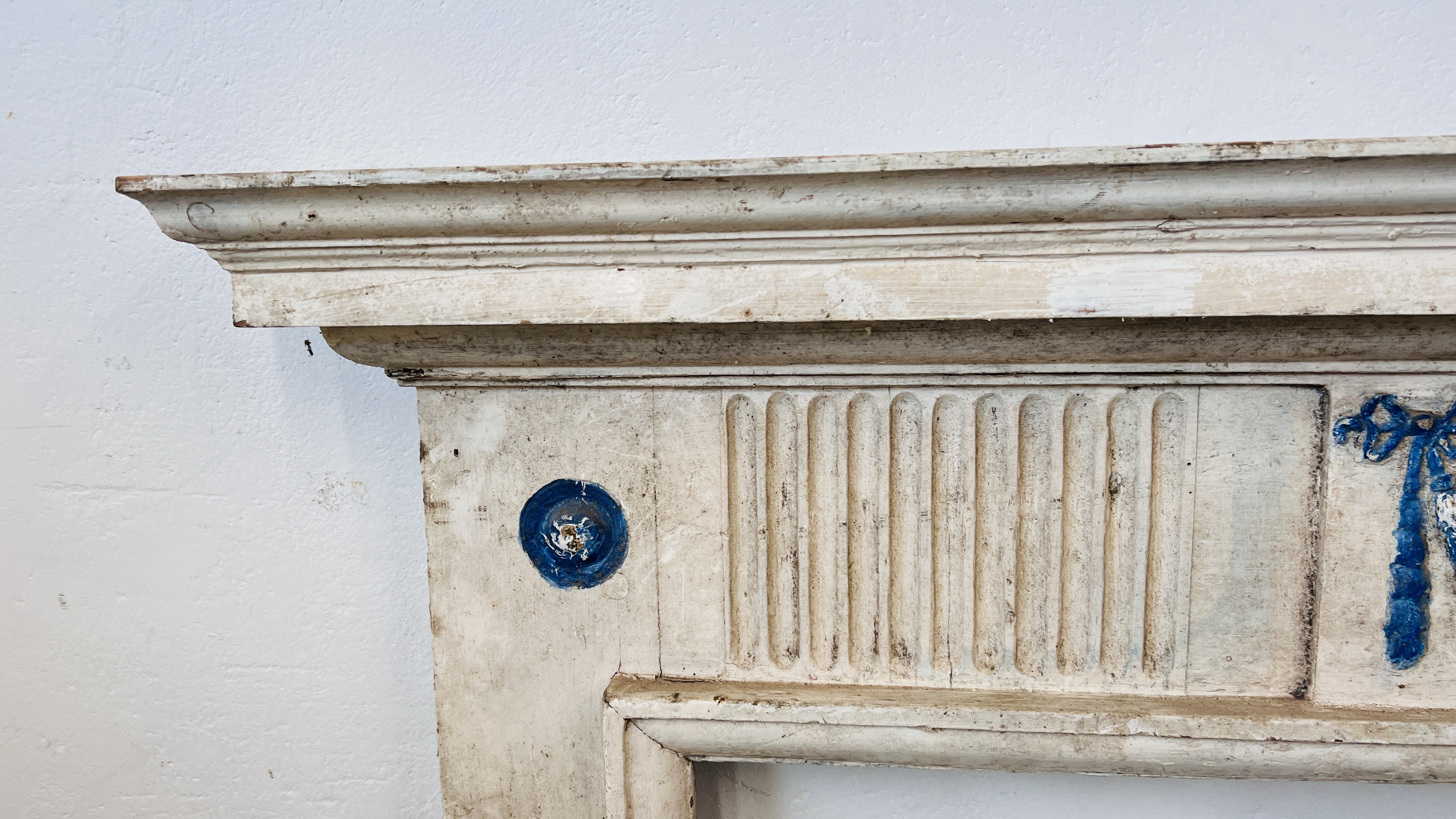 A WHITE PAINTED ANTIQUE FIRE SURROUND - OPENING WIDTH 105M. HEIGHT 93CM. - Image 4 of 8