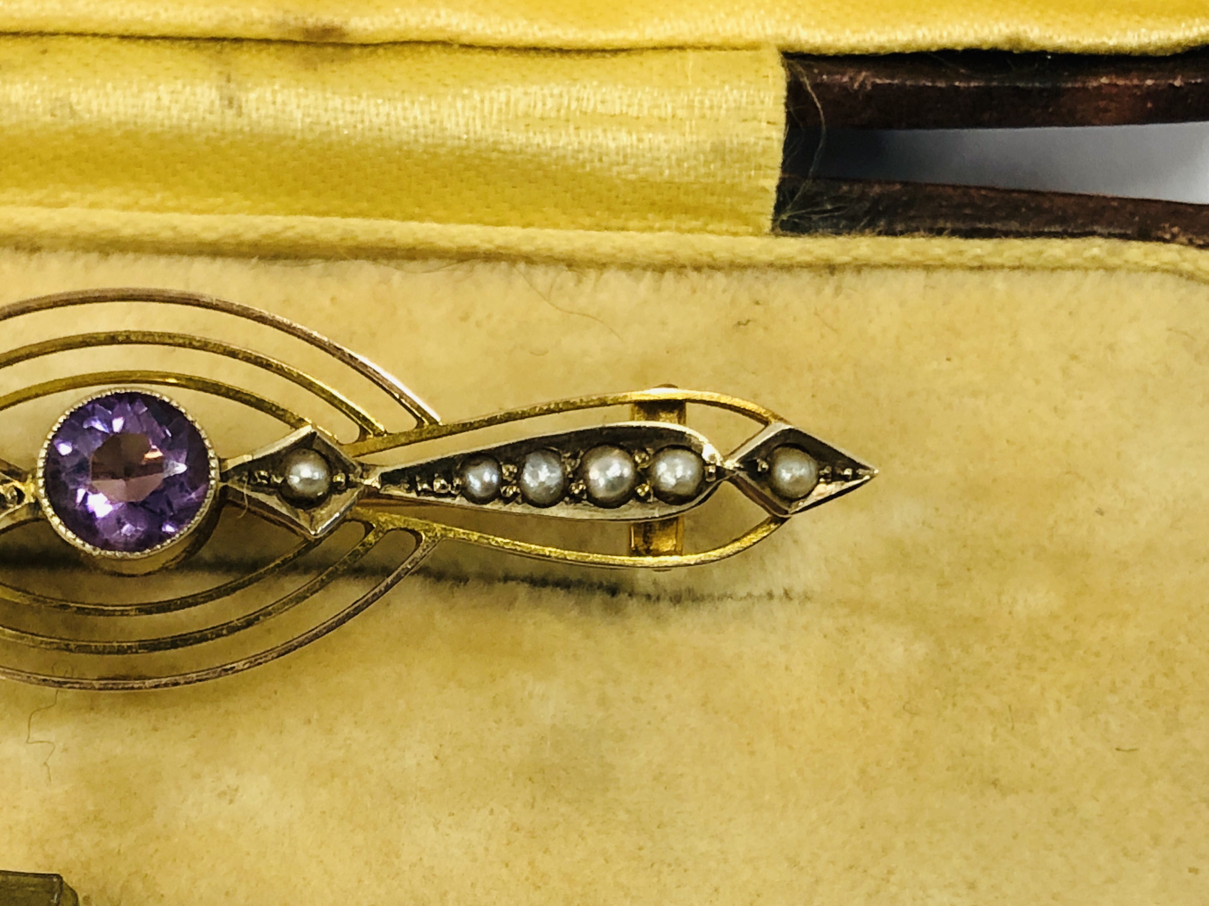 A VINTAGE 9CT BROOCH / PENDANT SET WITH CENTRAL AMETHYST AND SEED PEARLS IN A VINTAGE BOX MARKED - Image 5 of 6