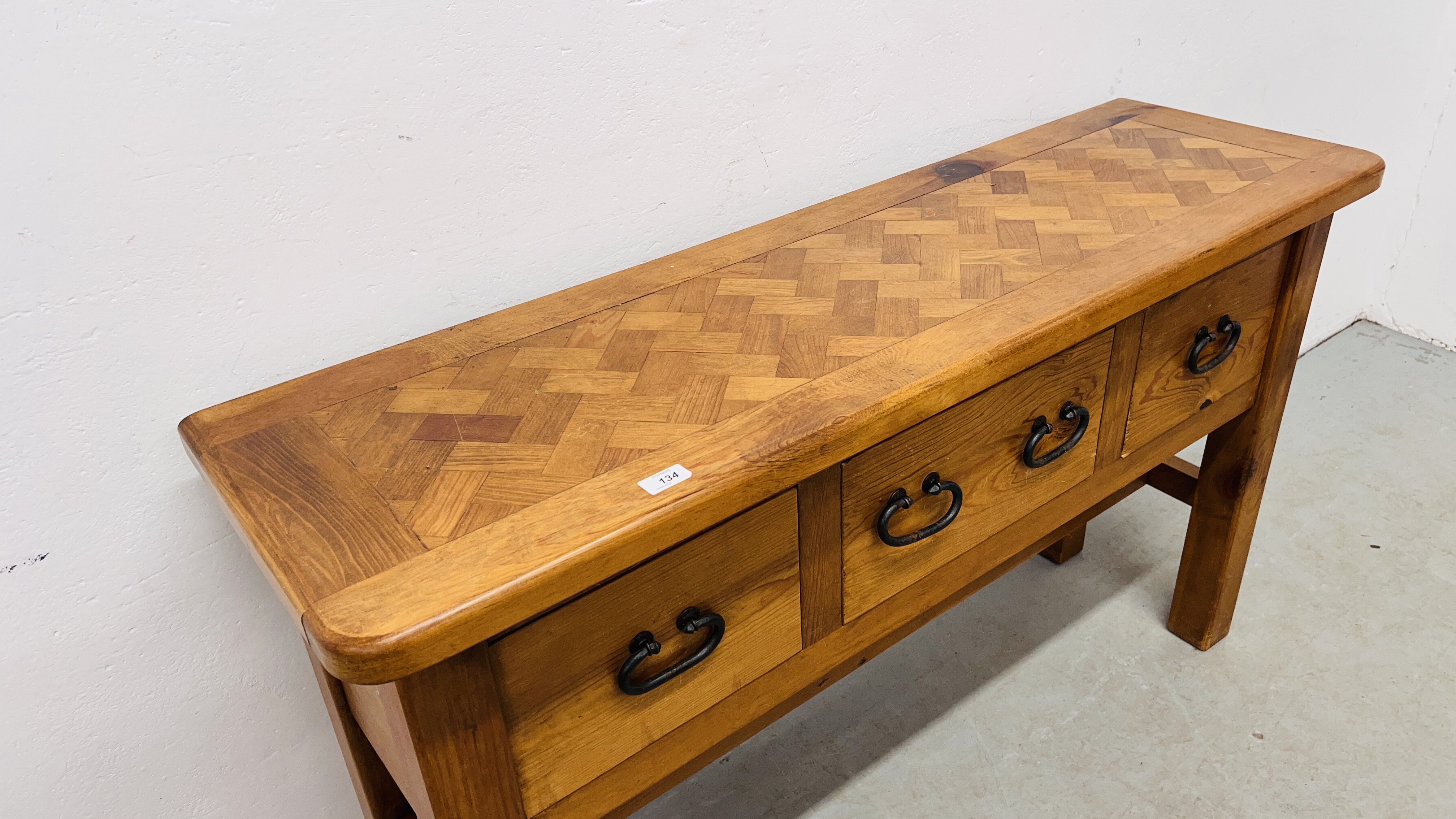 A SOLID BEECHWOOD AND PINE THREE DRAWER SIDE TABLE WITH RUSTIC IRON CRAFT HANDLES AND PARQUET - Image 3 of 12