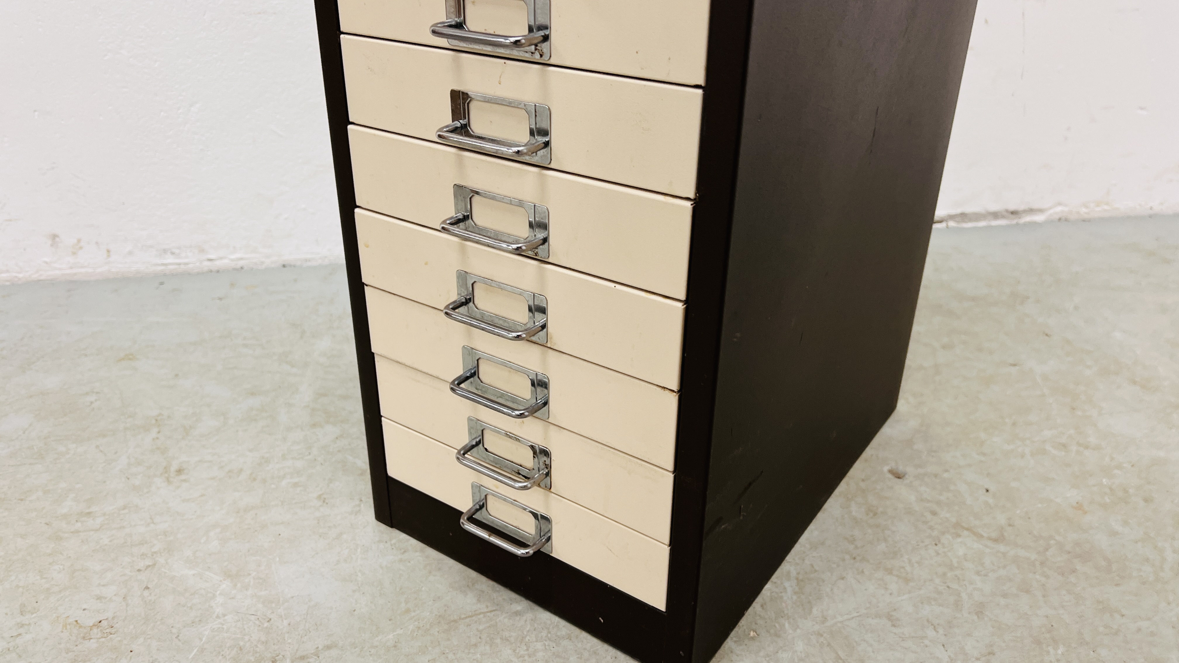 A SMALL STEEL TEN DRAWER FILING CHEST - W 28CM. D 41CM. H 61CM. - Image 5 of 5