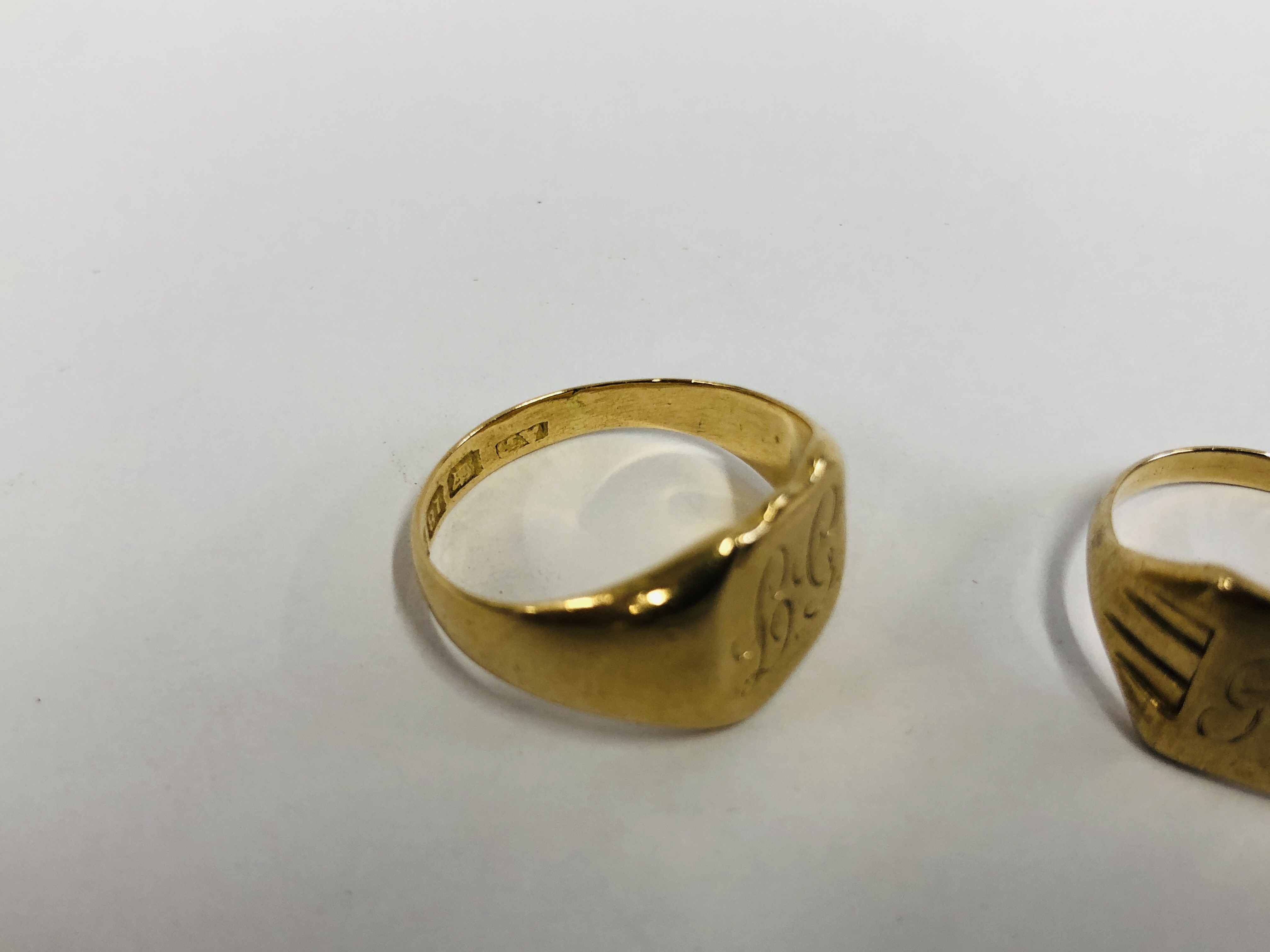 AN 18CT GOLD GENTLEMAN'S SIGNET RING ALONG WITH A FURTHER YELLOW METAL SIGNET RING. - Image 4 of 12