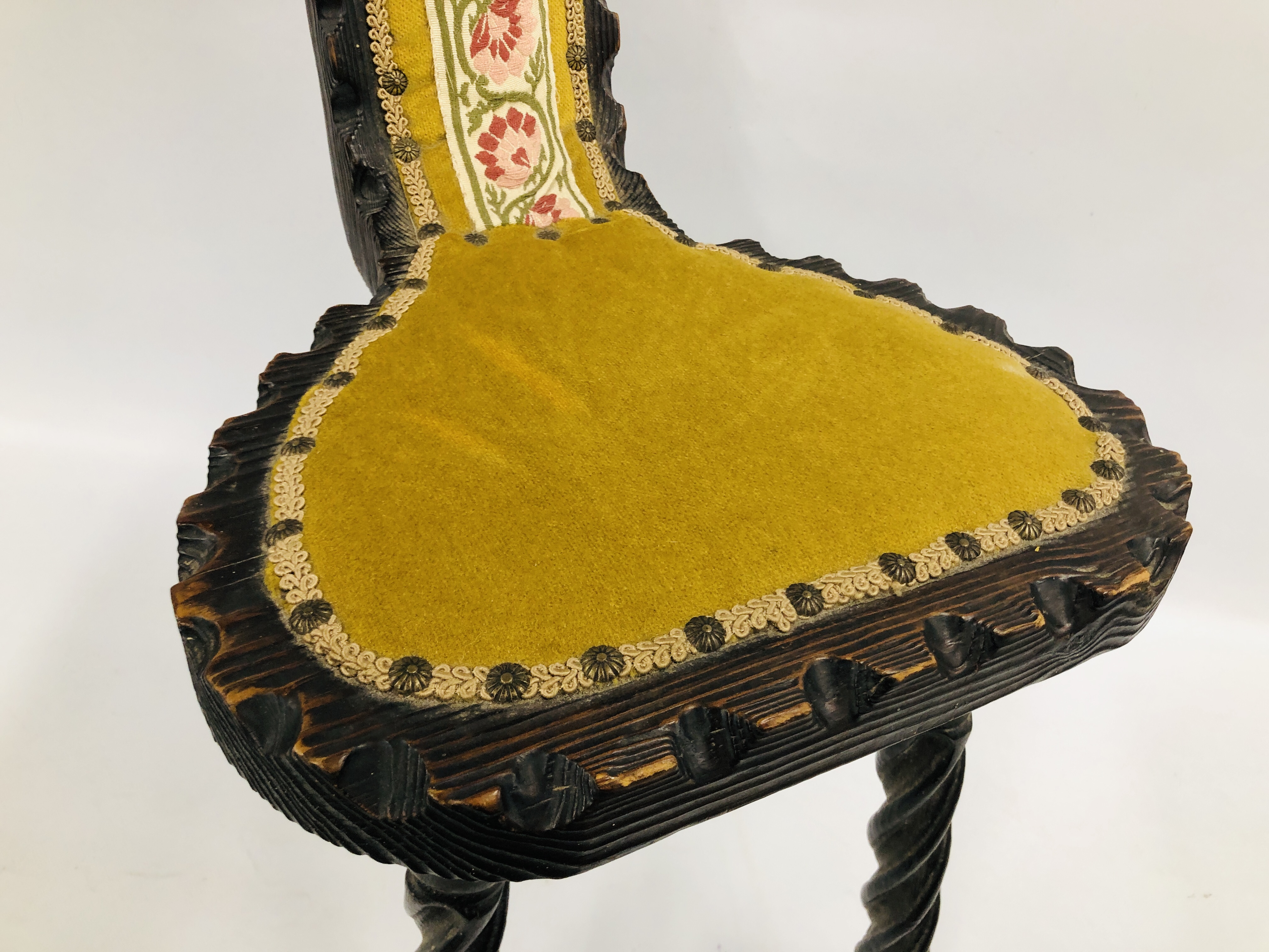 AN ARTS AND CRAFTS STYLE SPINNING CHAIR ON TURNED TRIPOD LEGS UPHOLSTERED WITH A NEEDLEWORK PANEL. - Image 2 of 5