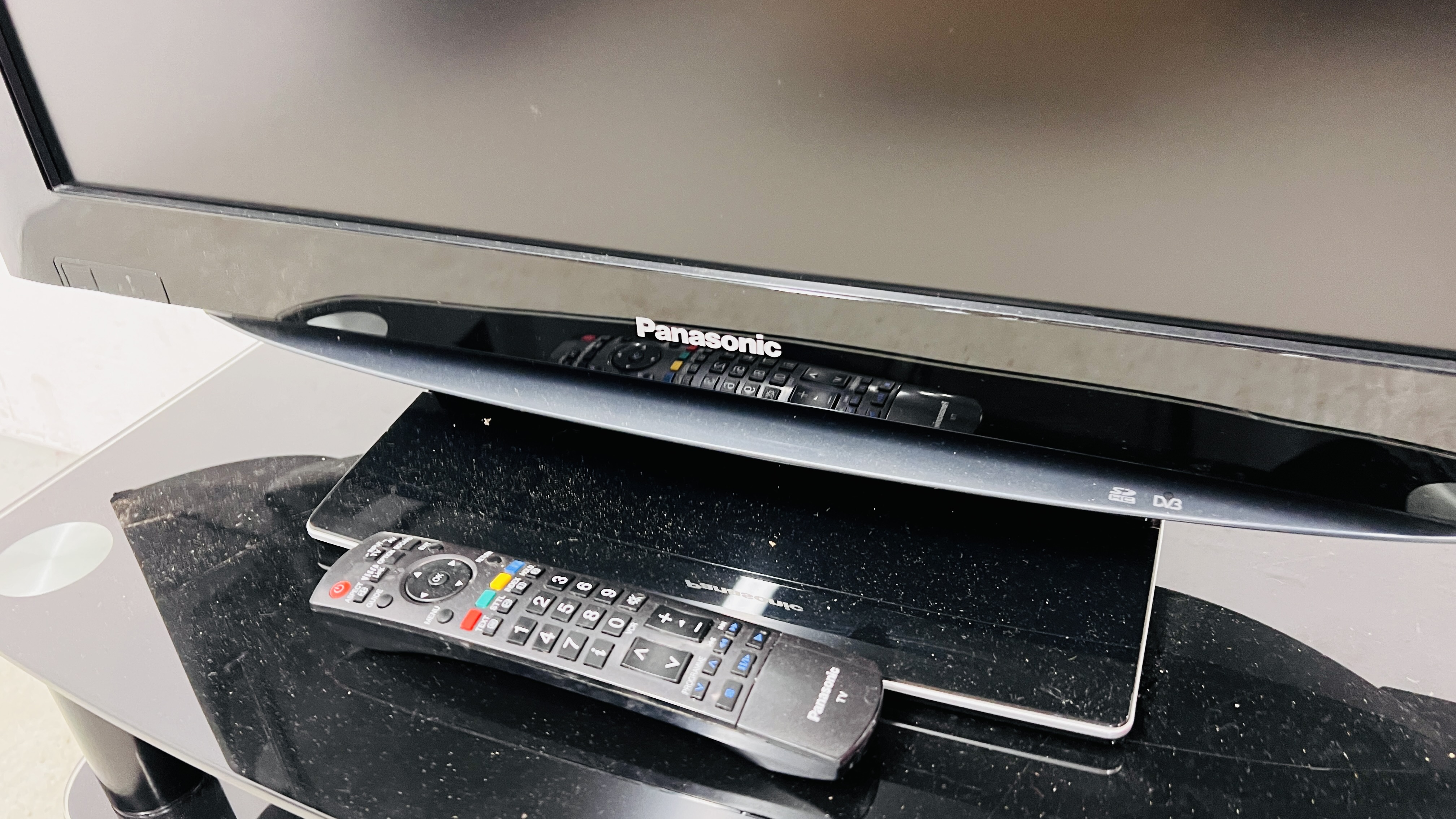 PANASONIC VIERA 32 INCH TELEVISION WITH REMOTE AND THREE TIER GLASS STAND. - SOLD AS SEEN. - Image 3 of 6