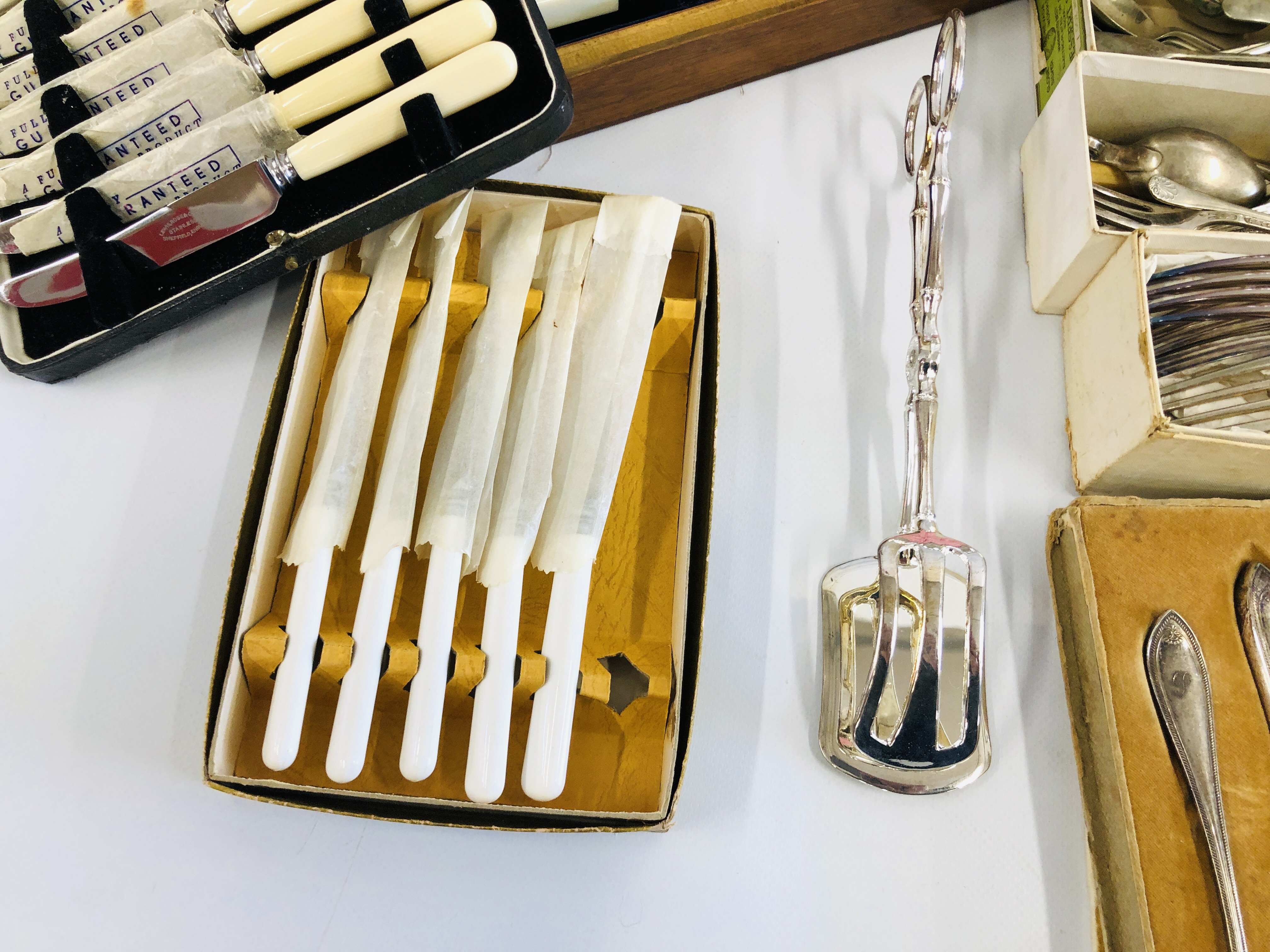 A LARGE BOX OF ASSORTED SILVER PLATED CUTLERY TO INCLUDE BOXED AND LOOSE EXAMPLES. - Image 3 of 9