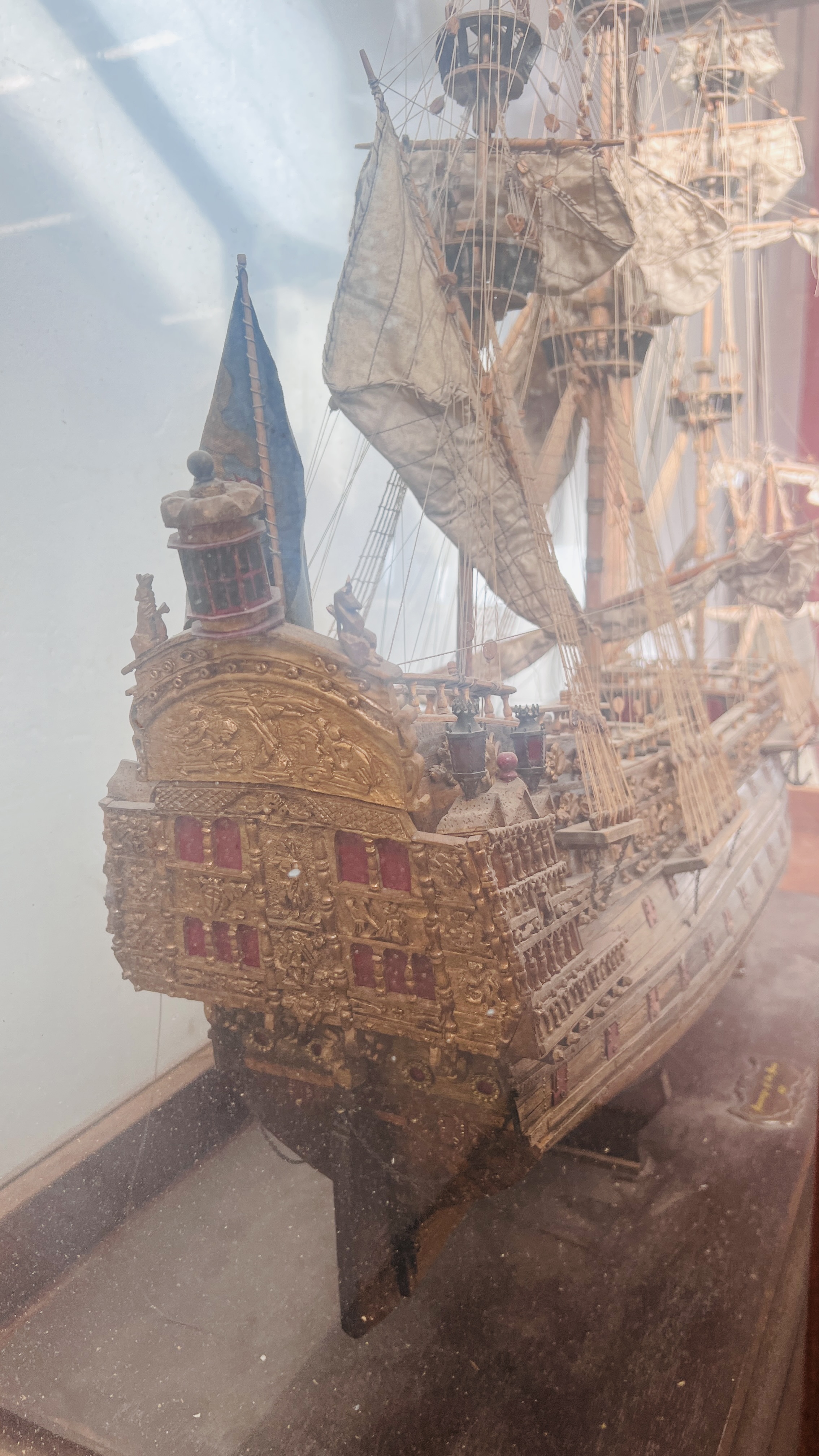 LARGE MODEL GALLEON "SOVEREIGN OF THE SEA" IN MAHOGANY DISPLAY CASE - W 128CM. D 55CM. H 146CM. - Image 9 of 15