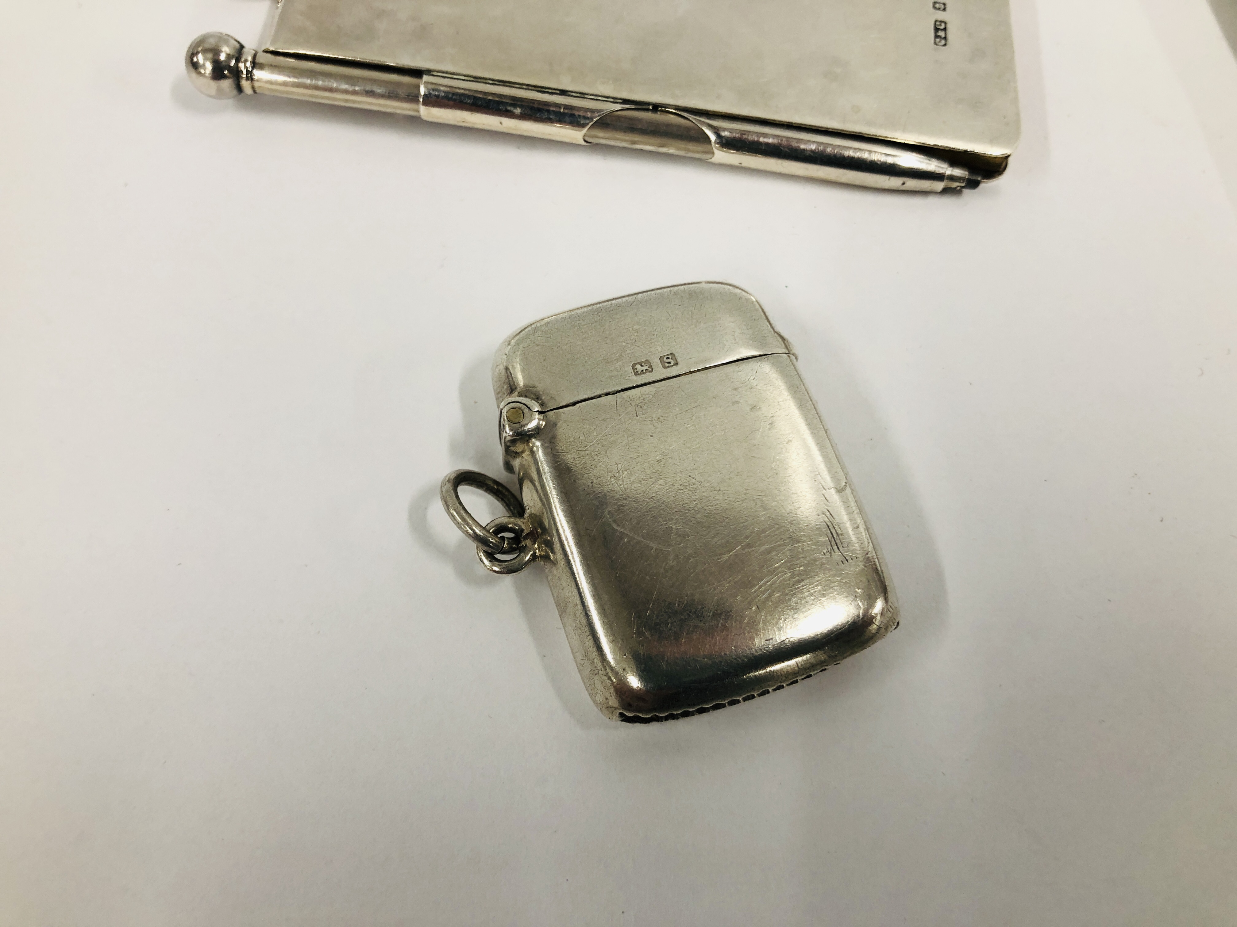 A GROUP OF SILVER ITEMS TO INCLUDE TWO PROPELLING PENCILS, ONE OF WHICH IS MARKED ROLLED SILVER, - Image 3 of 9