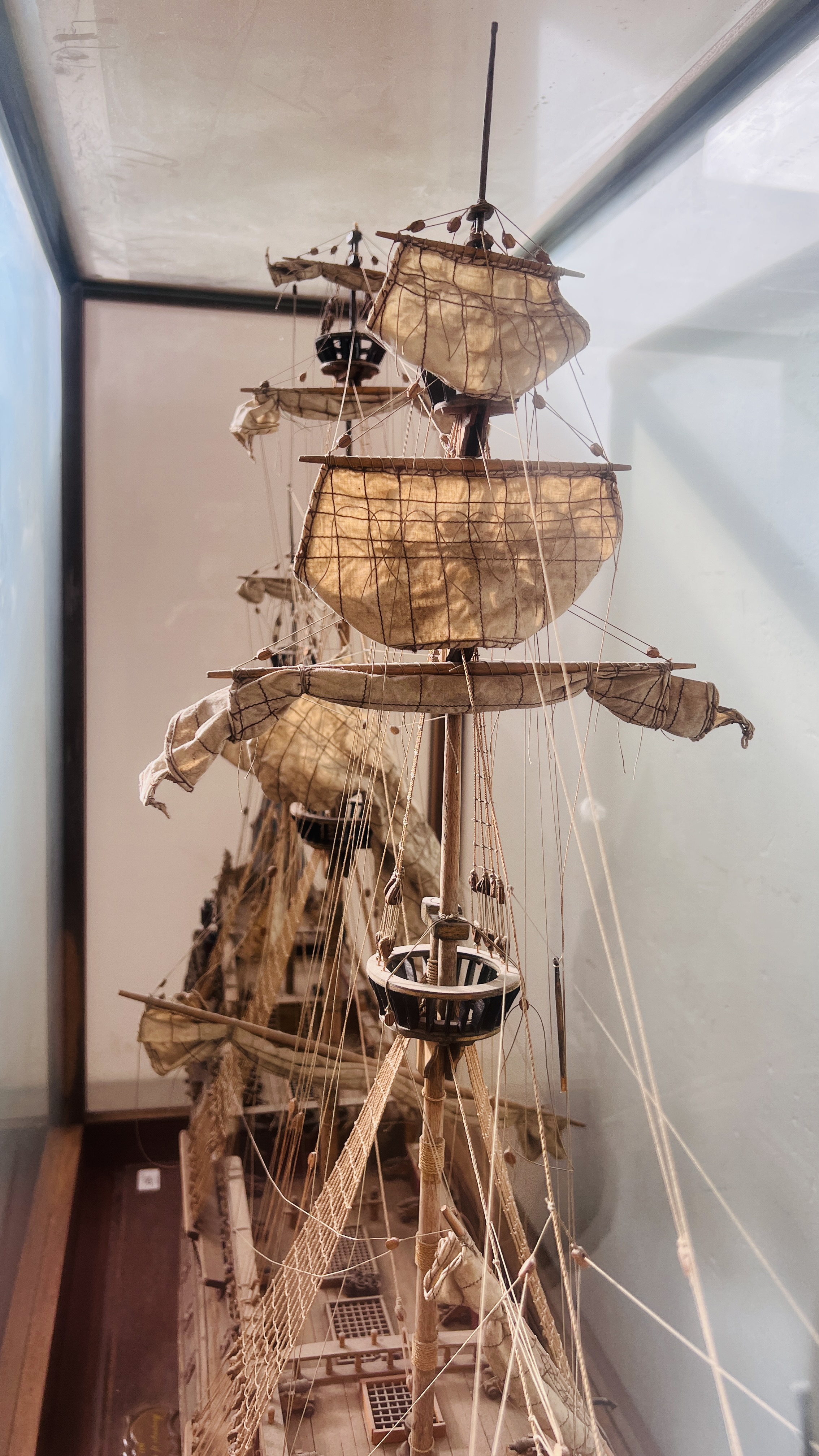 LARGE MODEL GALLEON "SOVEREIGN OF THE SEA" IN MAHOGANY DISPLAY CASE - W 128CM. D 55CM. H 146CM. - Image 4 of 15