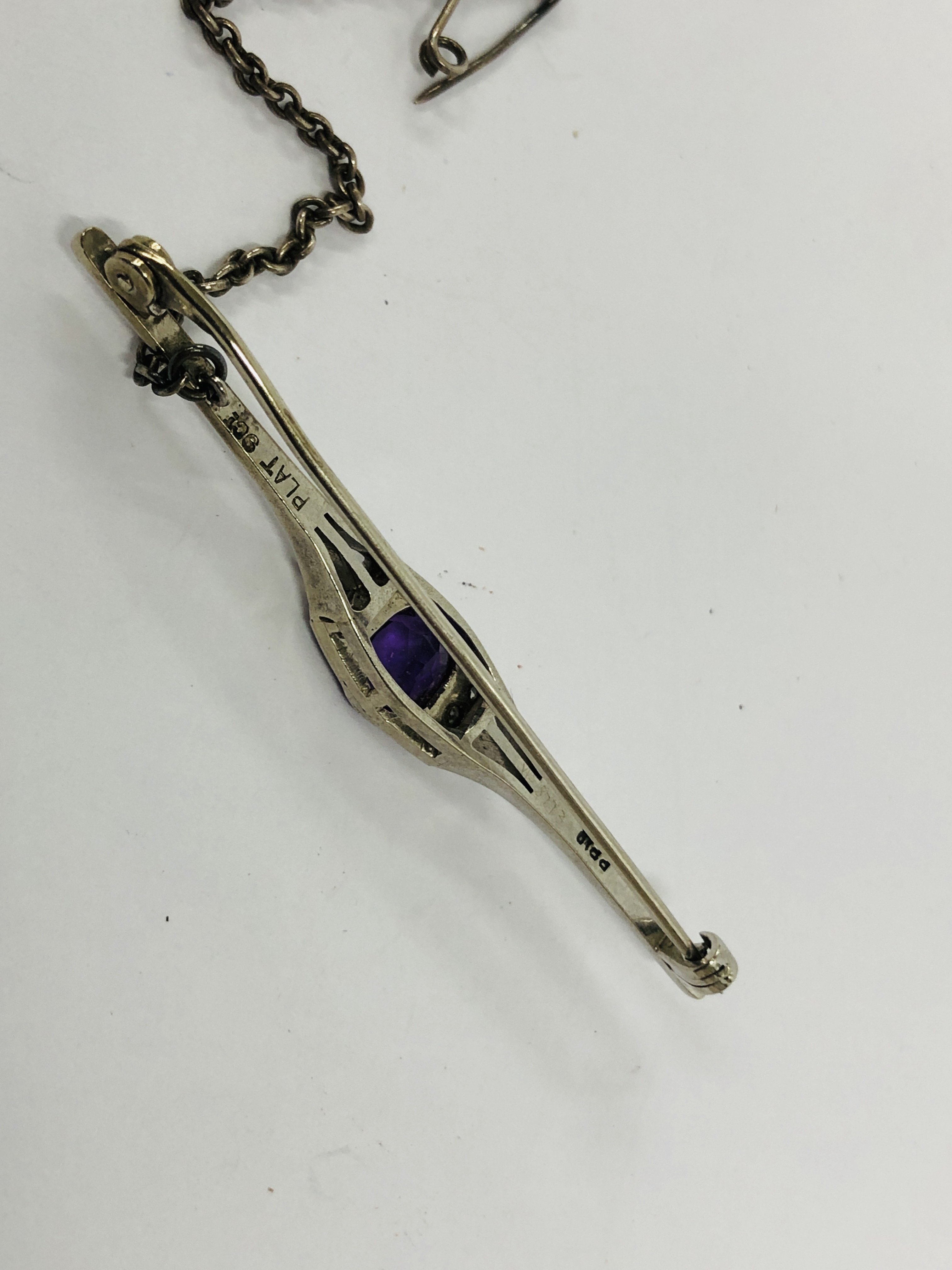 AN ART DECO STYLE BROOCH SET WITH CENTRAL AMYTHST MARKED 9CT WHITE GOLD AND PLAT. - Image 4 of 5