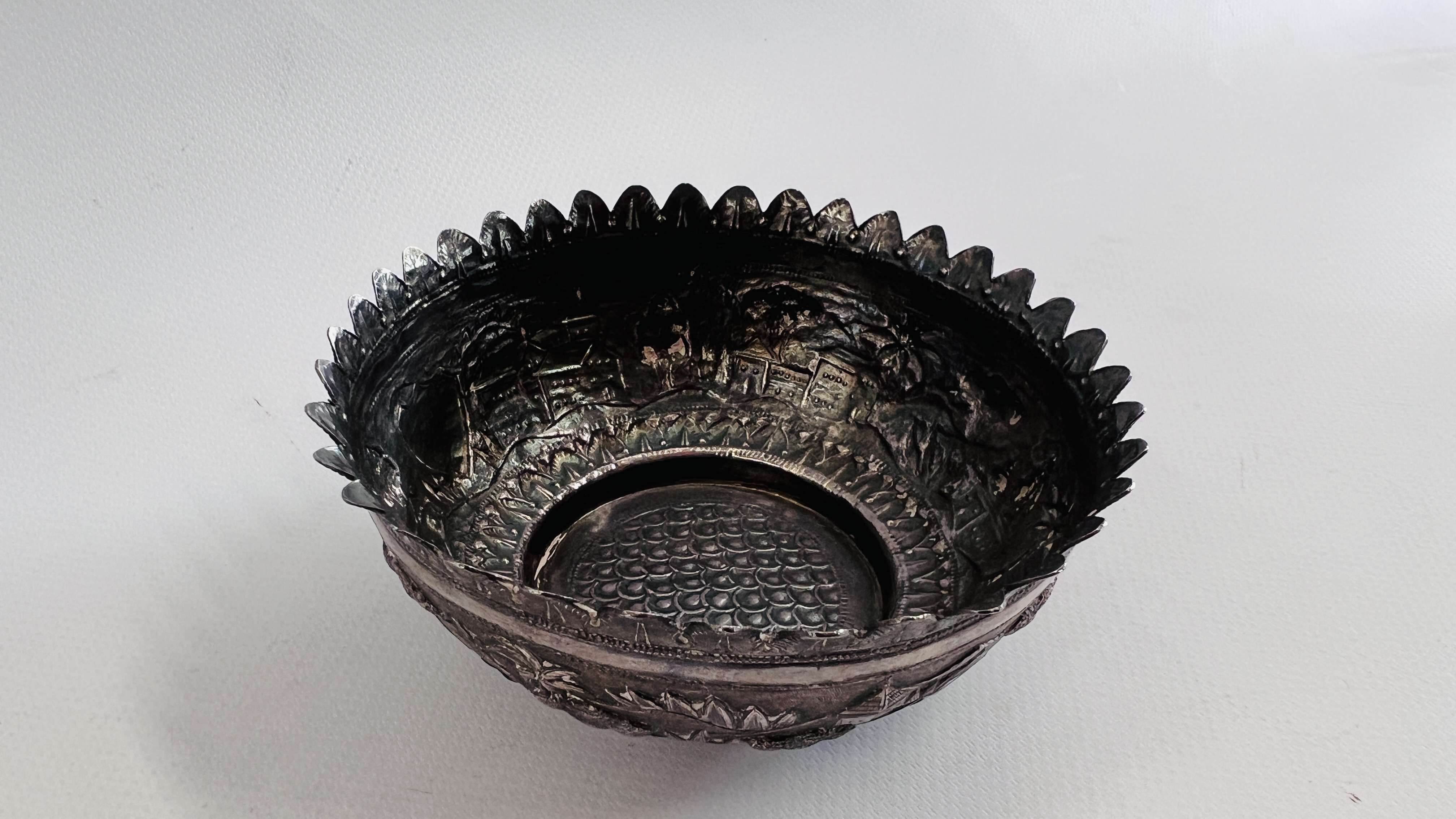 AN ELABORATE VINTAGE WHITE METAL BOWL RELIEF DECORATION DIAMETER 10.5CM. X H 5CM. - Image 3 of 8