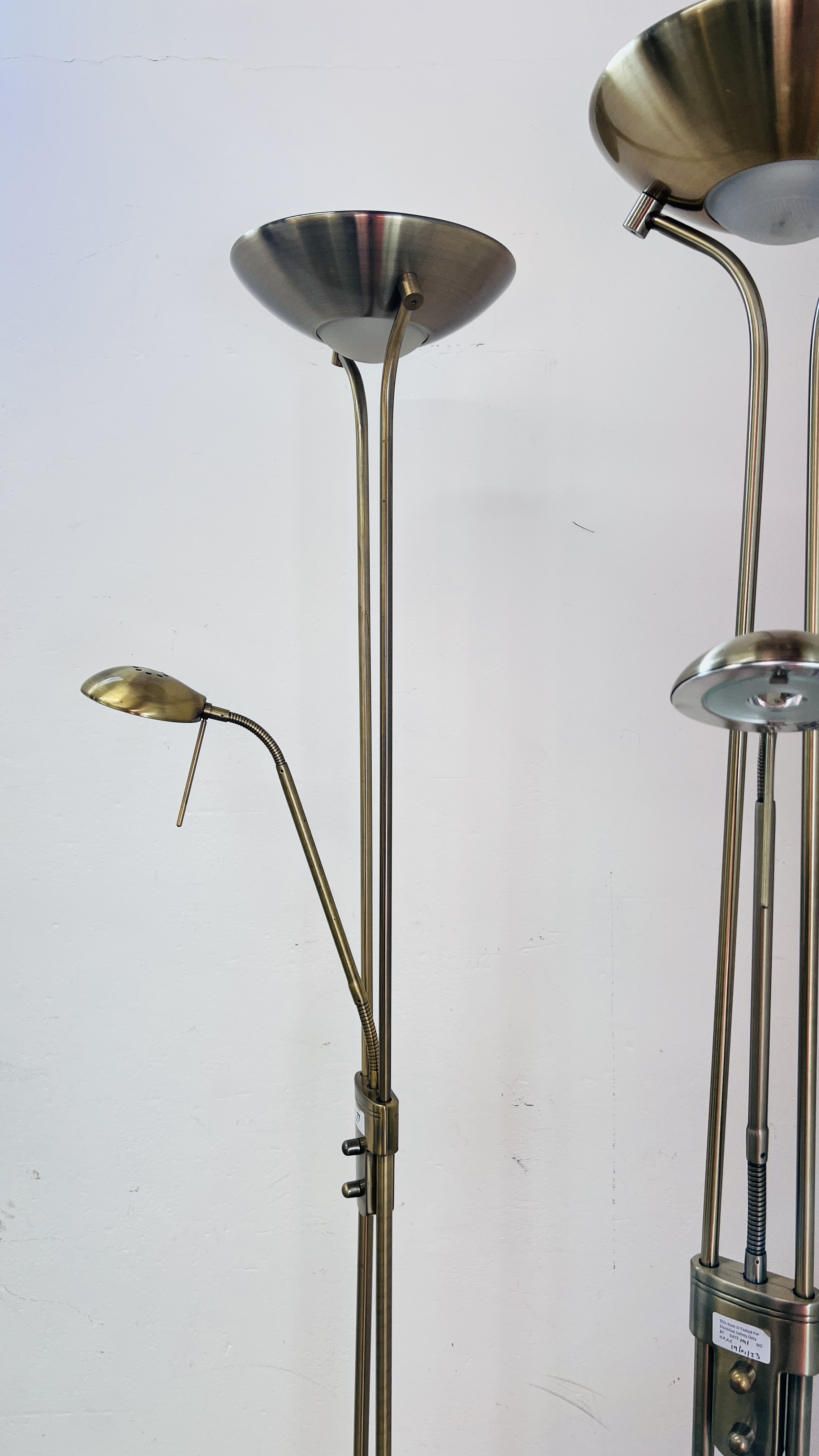 A PAIR OF MODERN BRASS EFFECT UPLIGHTERS WITH READING LIGHTS - SOLD AS SEEN. - Image 11 of 11