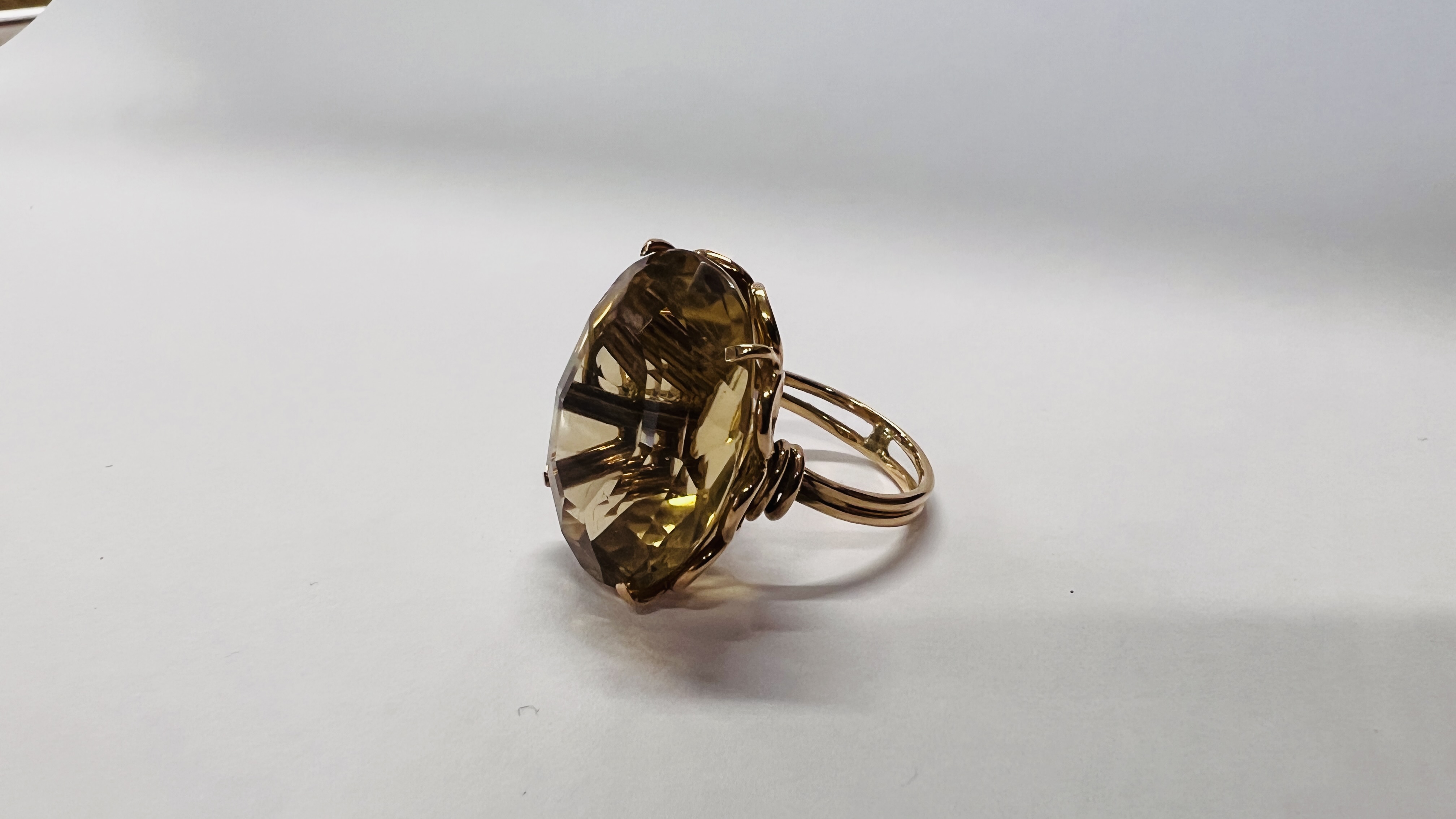 AN OVERSIZE AMBER COLOURED STONE SET DRESS RING, THE SHANK MARKED 750, SIZE M/N. - Image 4 of 4