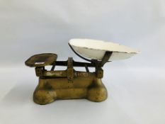 A SET OF VINTAGE "AVERY" SCALES 281B