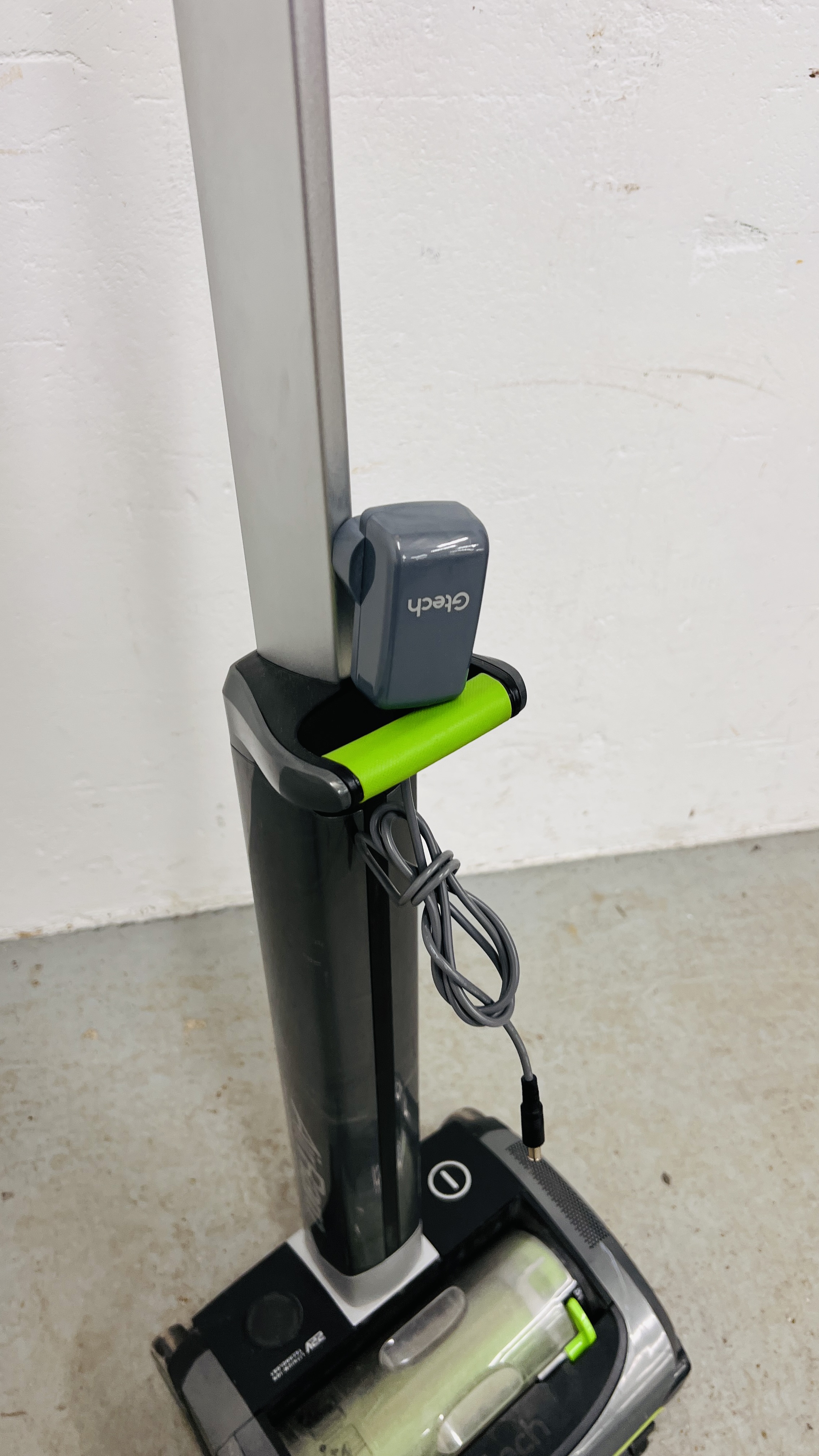 GTECH 22V AIR RAM WITH CHARGER - SOLD AS SEEN. - Image 3 of 6