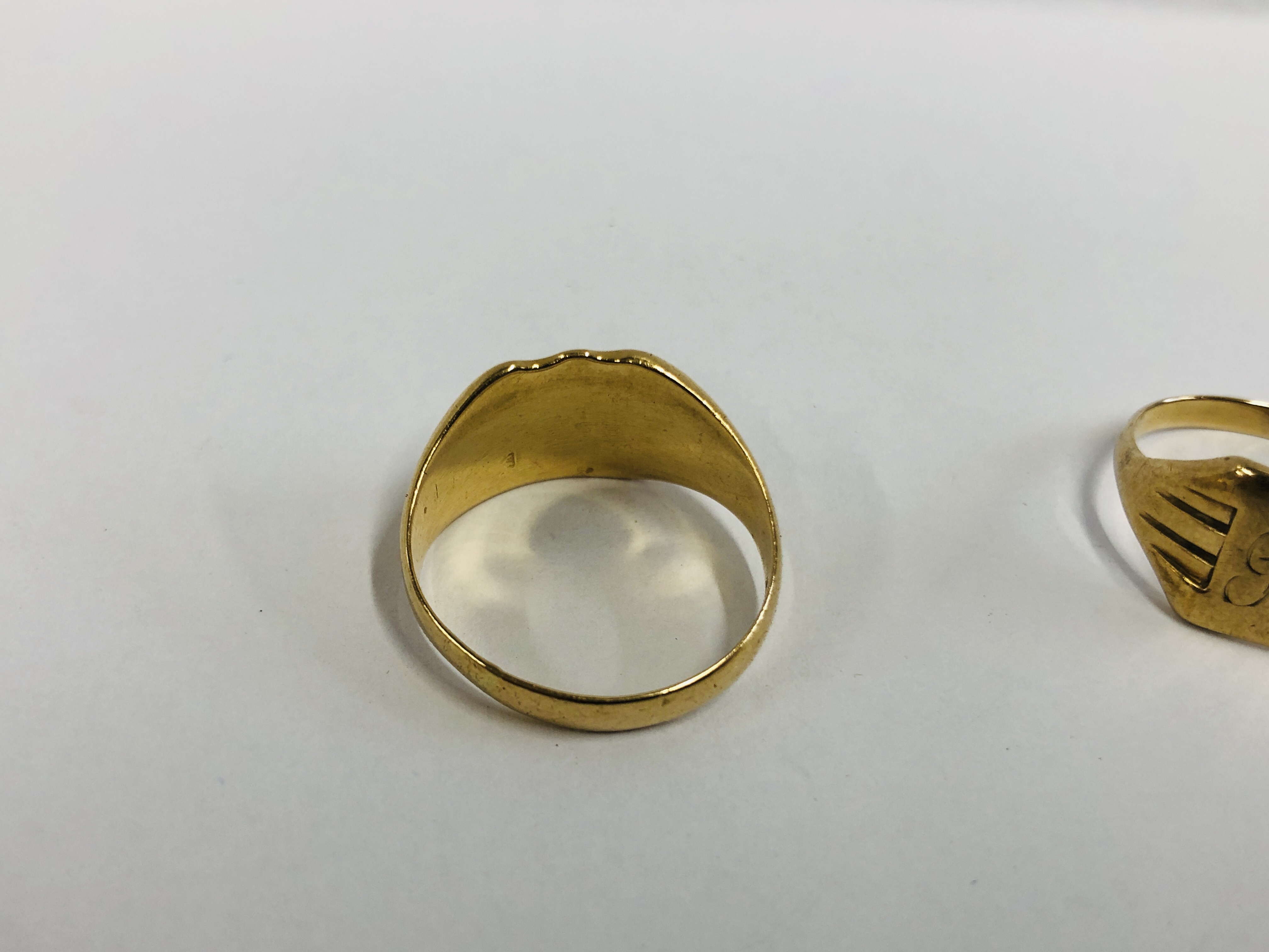 AN 18CT GOLD GENTLEMAN'S SIGNET RING ALONG WITH A FURTHER YELLOW METAL SIGNET RING. - Image 5 of 12