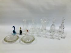 A GROUP OF GLASSWARE TO INCLUDE A PAIR OF WHITEFRIARS STYLE ASHTRAYS,