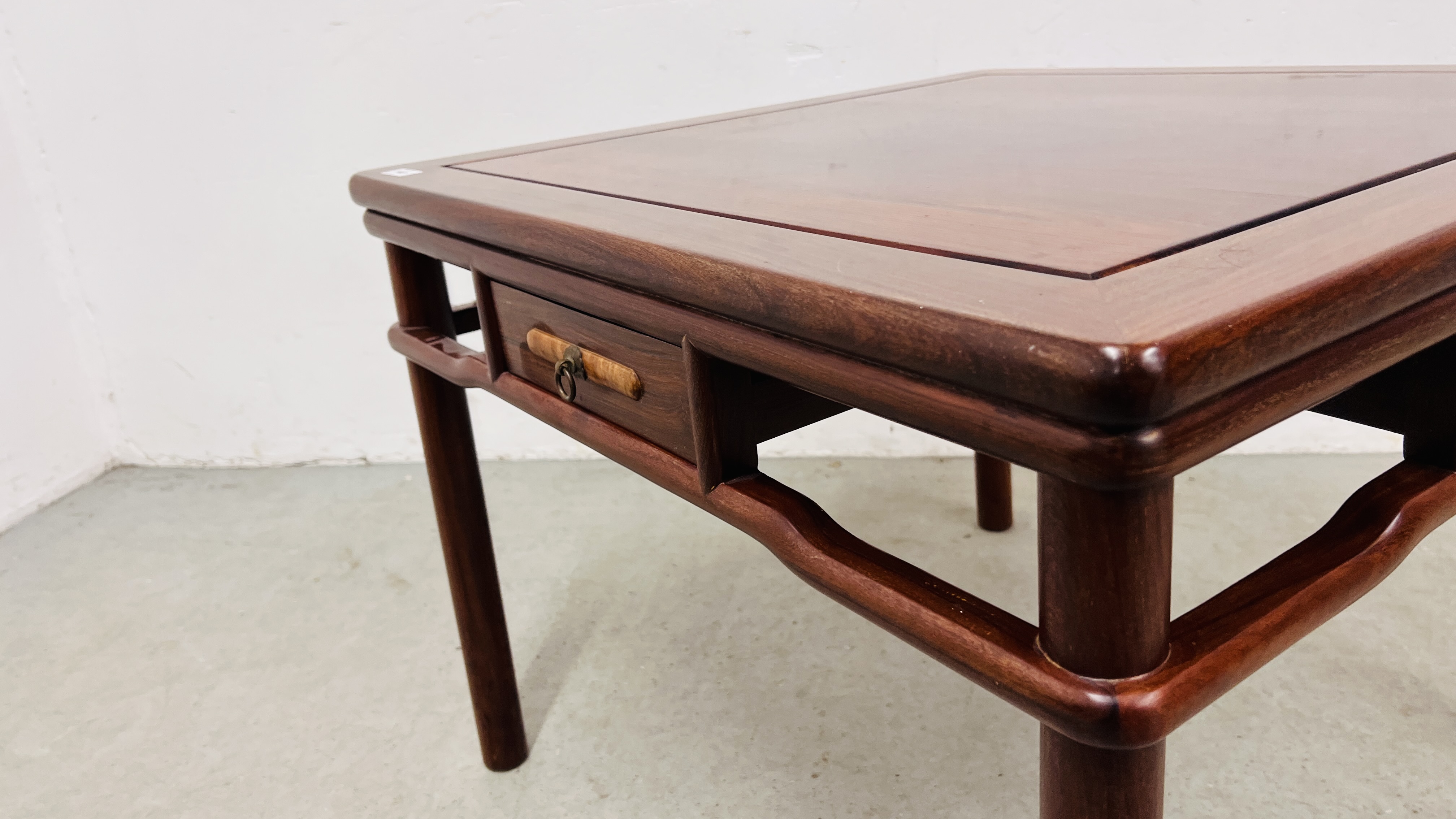 AN ORIENTAL SQUARE HARDWOOD FOUR DRAWER COFFEE / OCCASIONAL TABLE. - Image 4 of 8