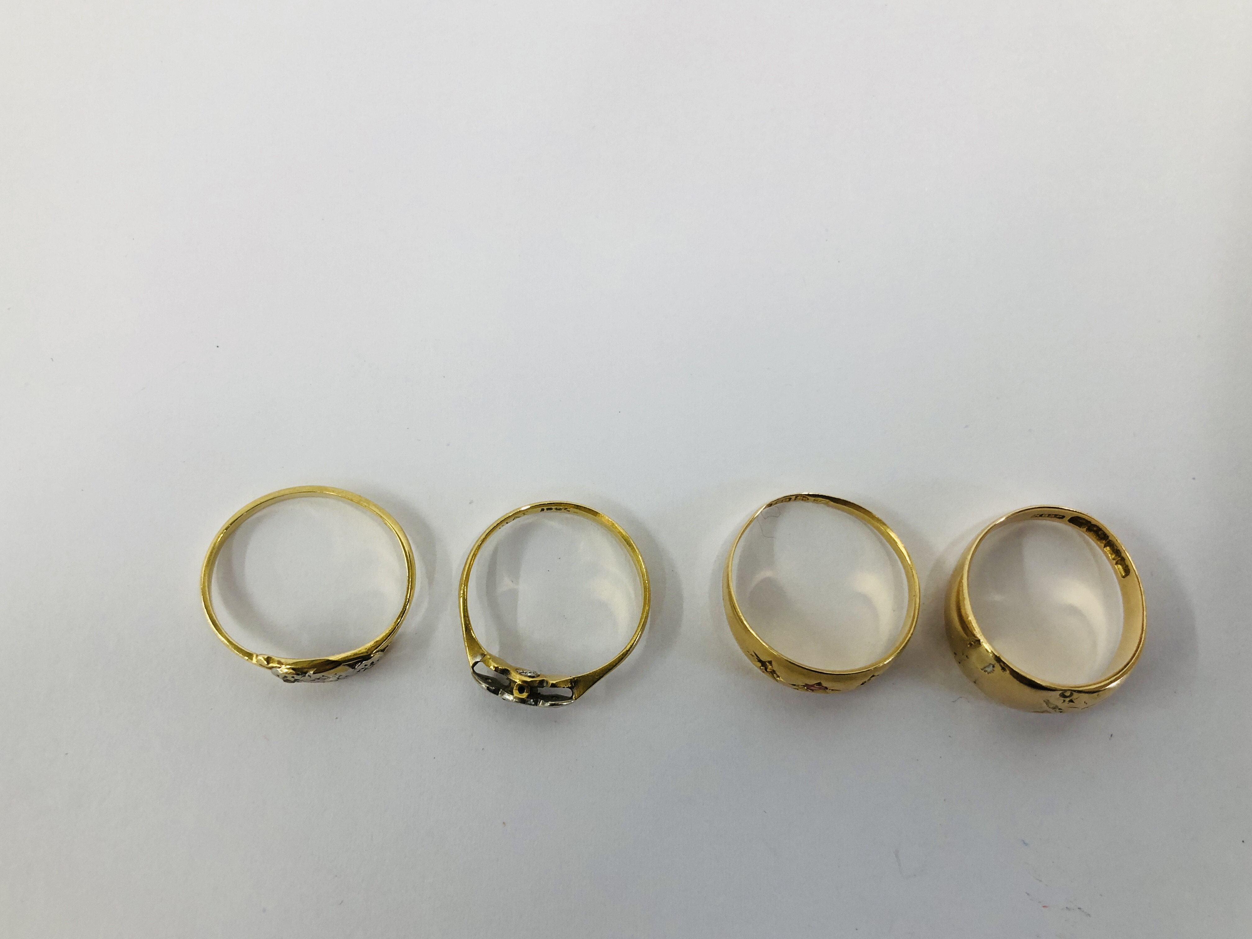 A GROUP OF FOUR VINTAGE 18CT GOLD RINGS TO INCLUDE STONE SET EXAMPLES (A/F REQUIRE ATTENTION STONES - Image 2 of 6